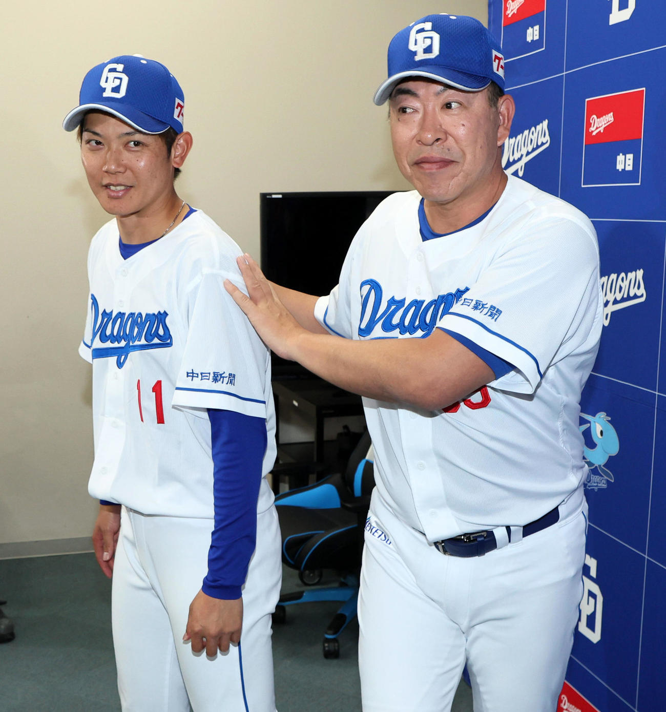 中日対阪神　支配下登録された岡田（左）の肩を触る井上監督（撮影・加藤哉）