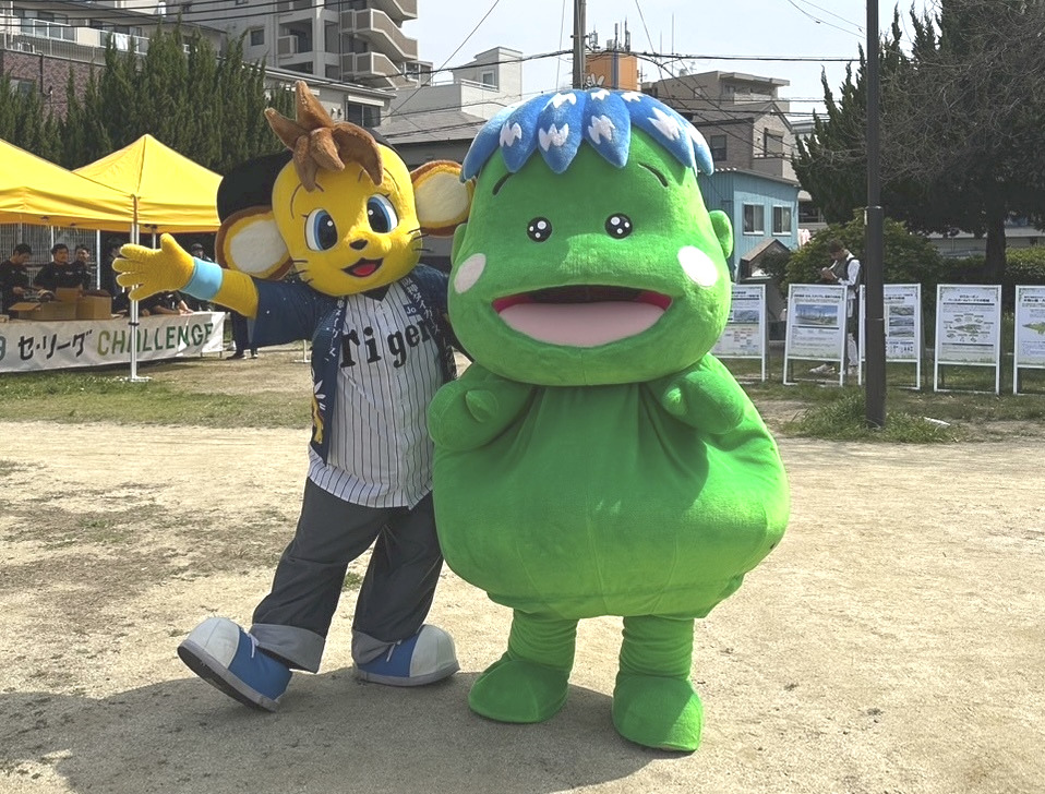 「エ虎フェス」を盛り上げるコラッキー（左）とエコあま君