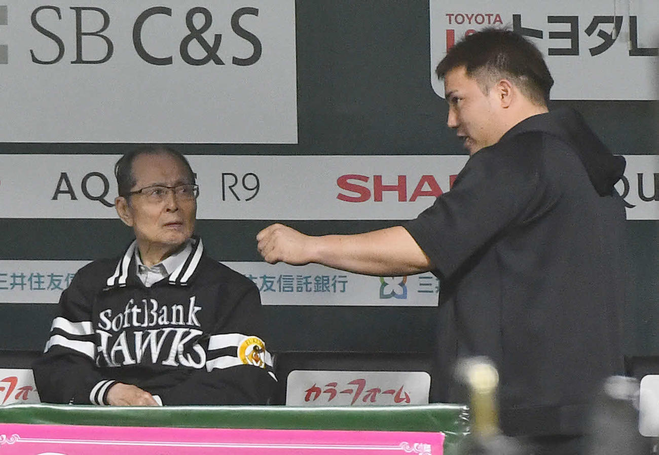 ソフトバンク対日本ハム　試合前、王球団会長（左）と話す山川（撮影・岩下翔太）