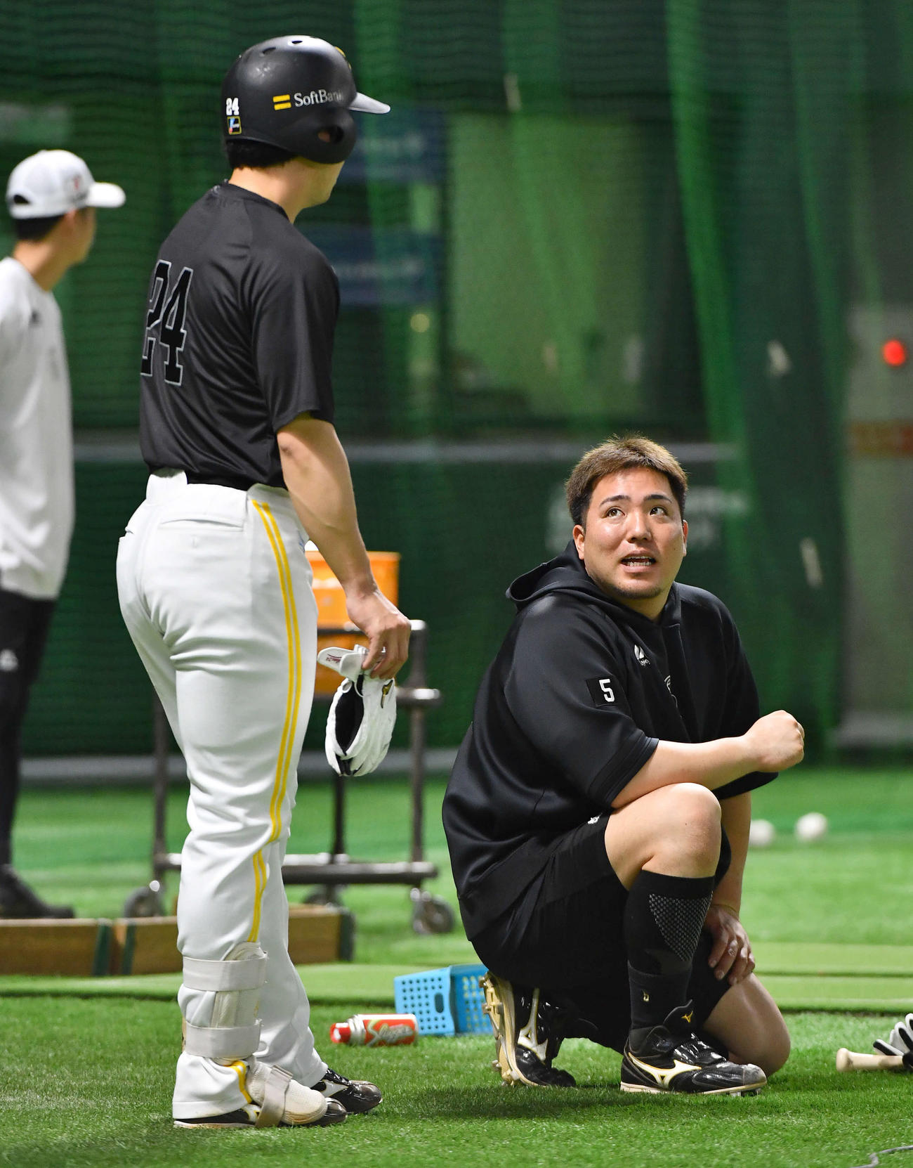 ソフトバンク対日本ハム　試合前、栗原（左）と話す山川（撮影・岩下翔太）