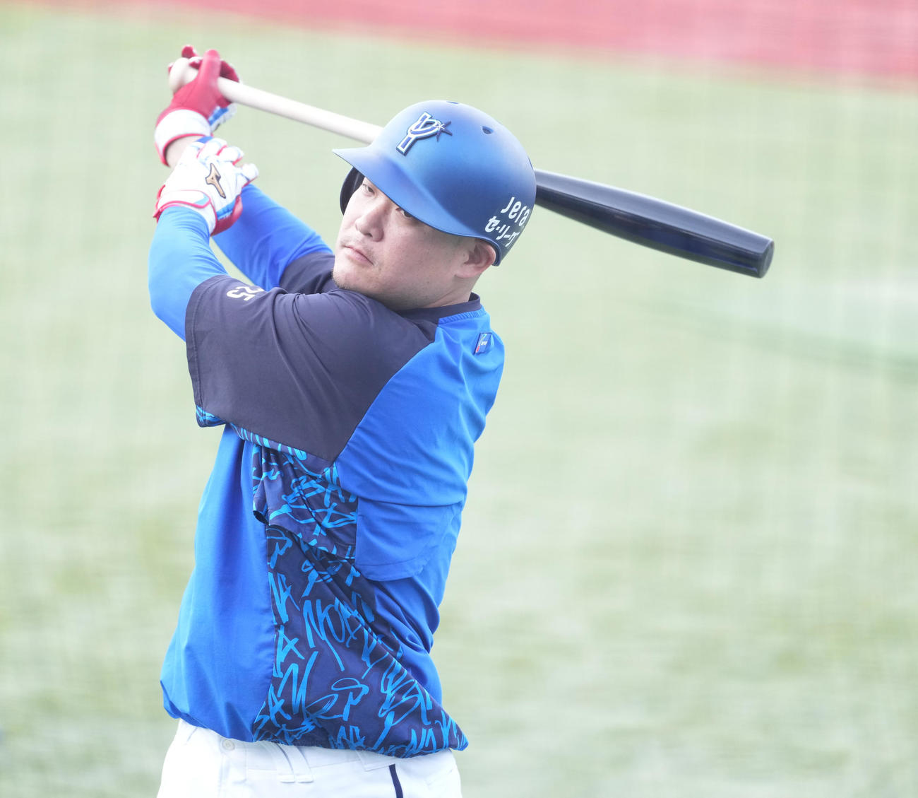 ヤクルト対DeNA　試合前練習で魚雷バットを手に打撃練習するDeNA筒香（撮影・鈴木みどり）