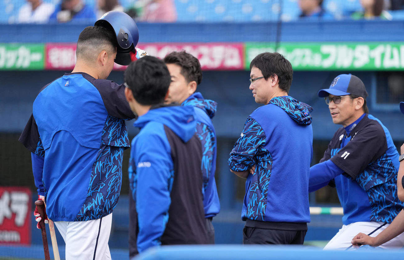 ヤクルト対DeNA　登録抹消となったDeNA筒香（左）は三浦監督（右）にあいさつ（撮影・鈴木みどり）