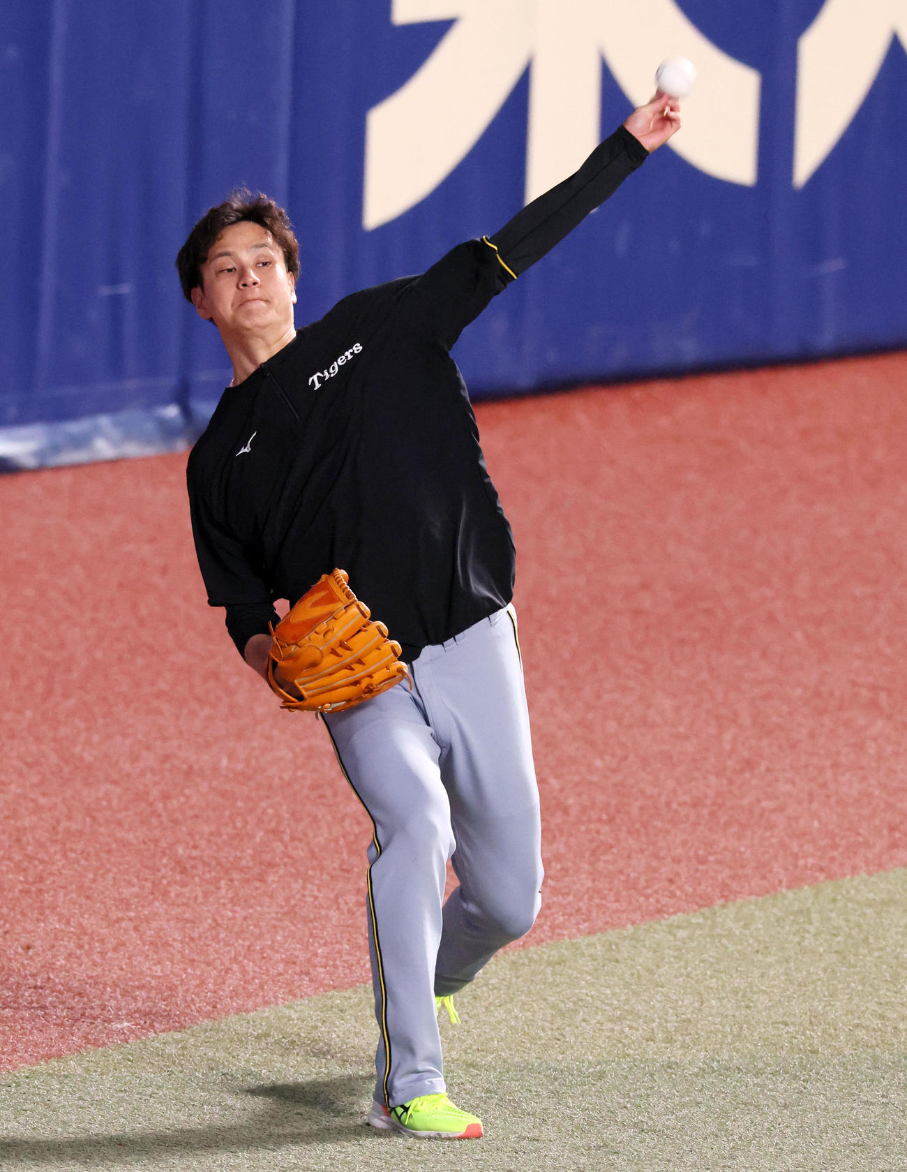 中日対阪神　外野でキャッチボールする大竹（撮影・加藤哉）