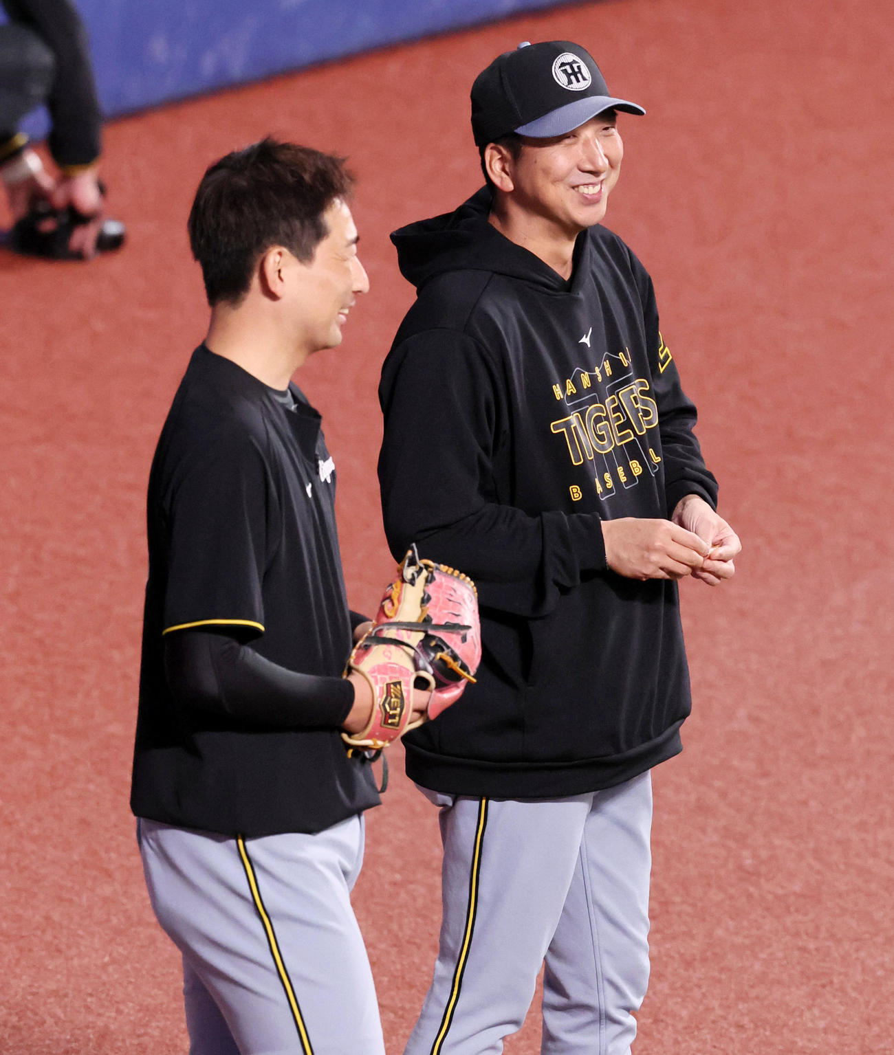 中日対阪神　練習中の岩崎（左）と談笑する藤川監督（撮影・加藤哉）