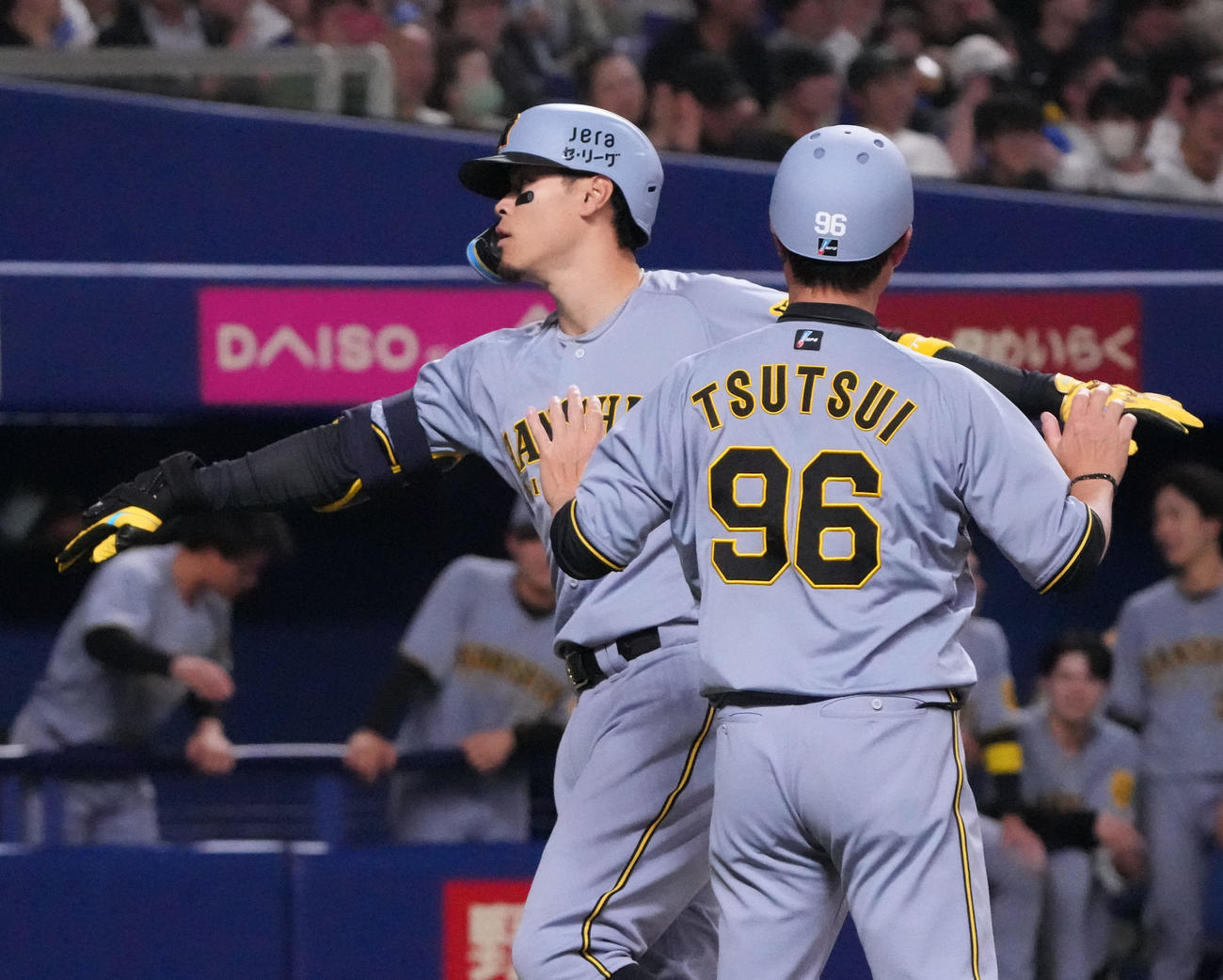 中日対阪神　5回表阪神2死、佐藤輝（左）は左越え本塁打を放ち生還する（撮影・森本幸一）