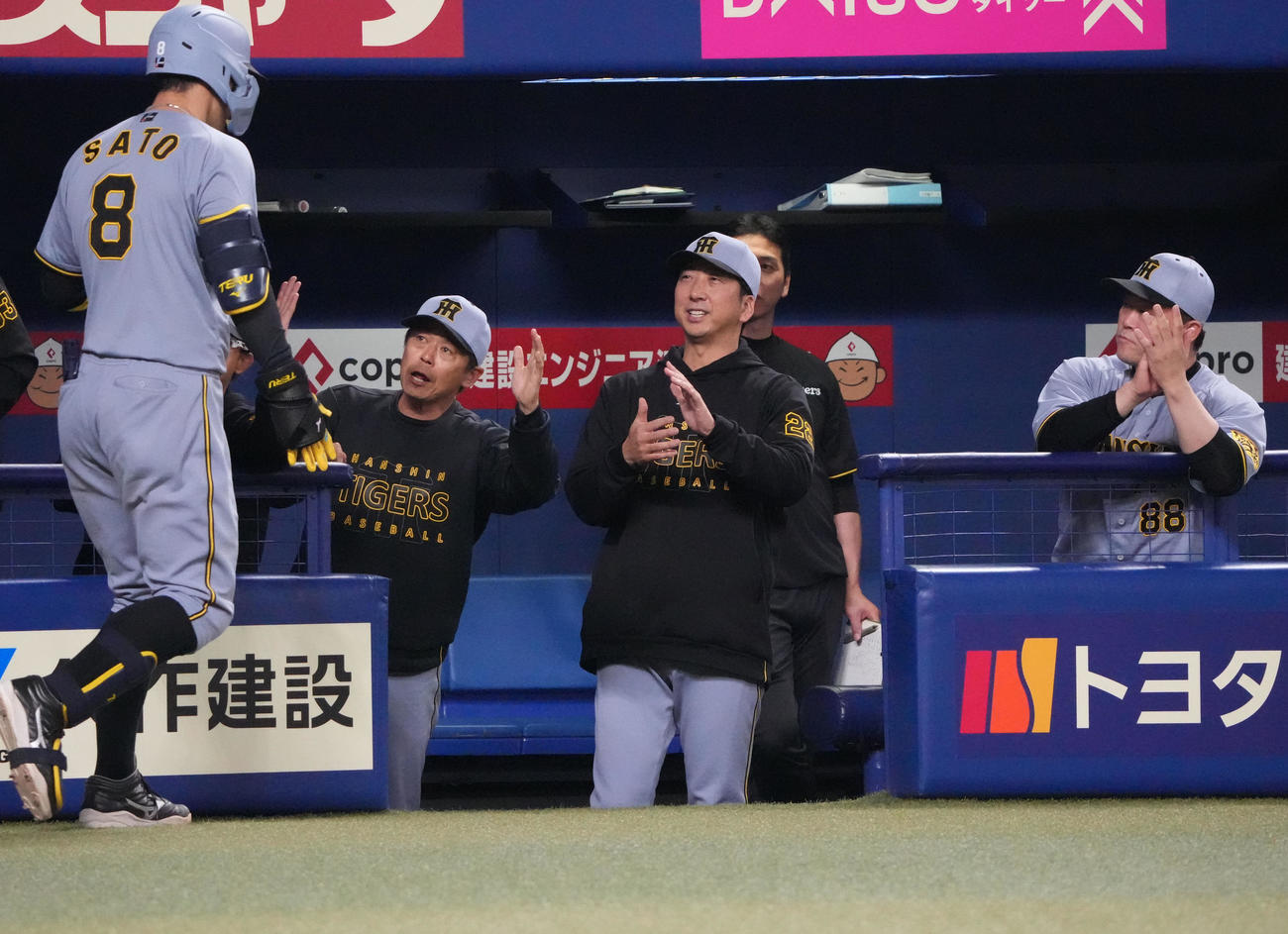 中日対阪神　5回表阪神2死、藤川監督（中央）は本塁打を放った佐藤輝を迎える（撮影・森本幸一）