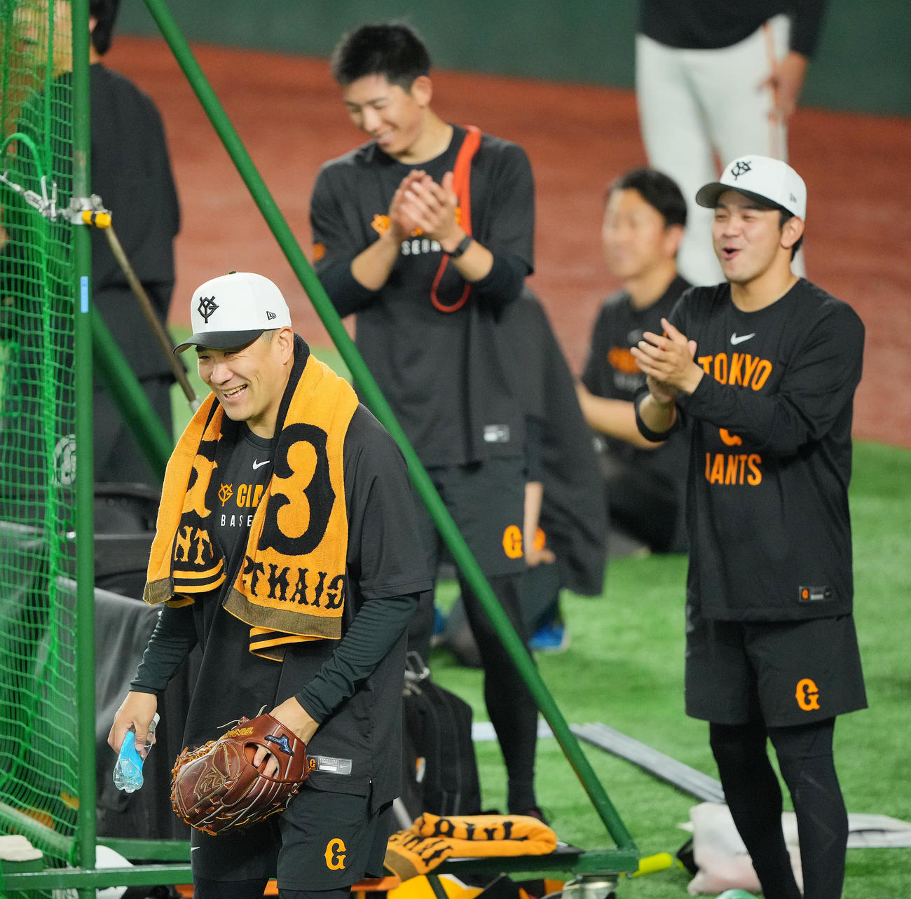 巨人対広島　試合前練習を終え投手陣の拍手を受けながら笑顔で引き揚げる巨人田中将（左）（撮影・垰建太）