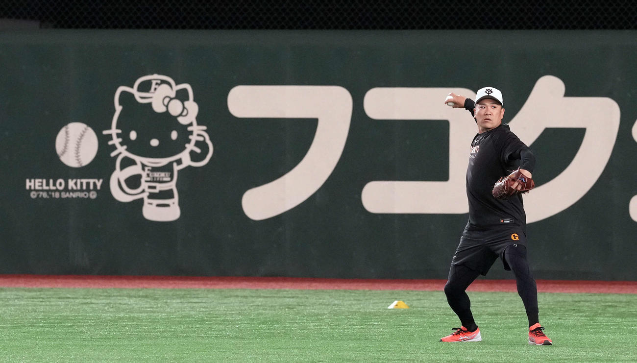 巨人対広島　外野でキャッチボールをする巨田中将（撮影・たえ見朱実）