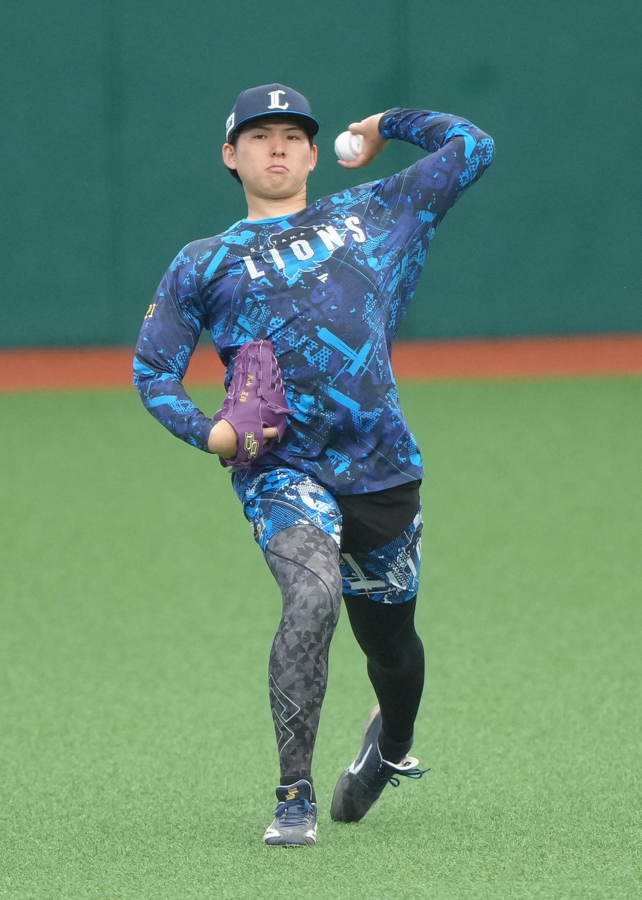 キャッチボールで調整する西武武内（撮影・足立雅史）
