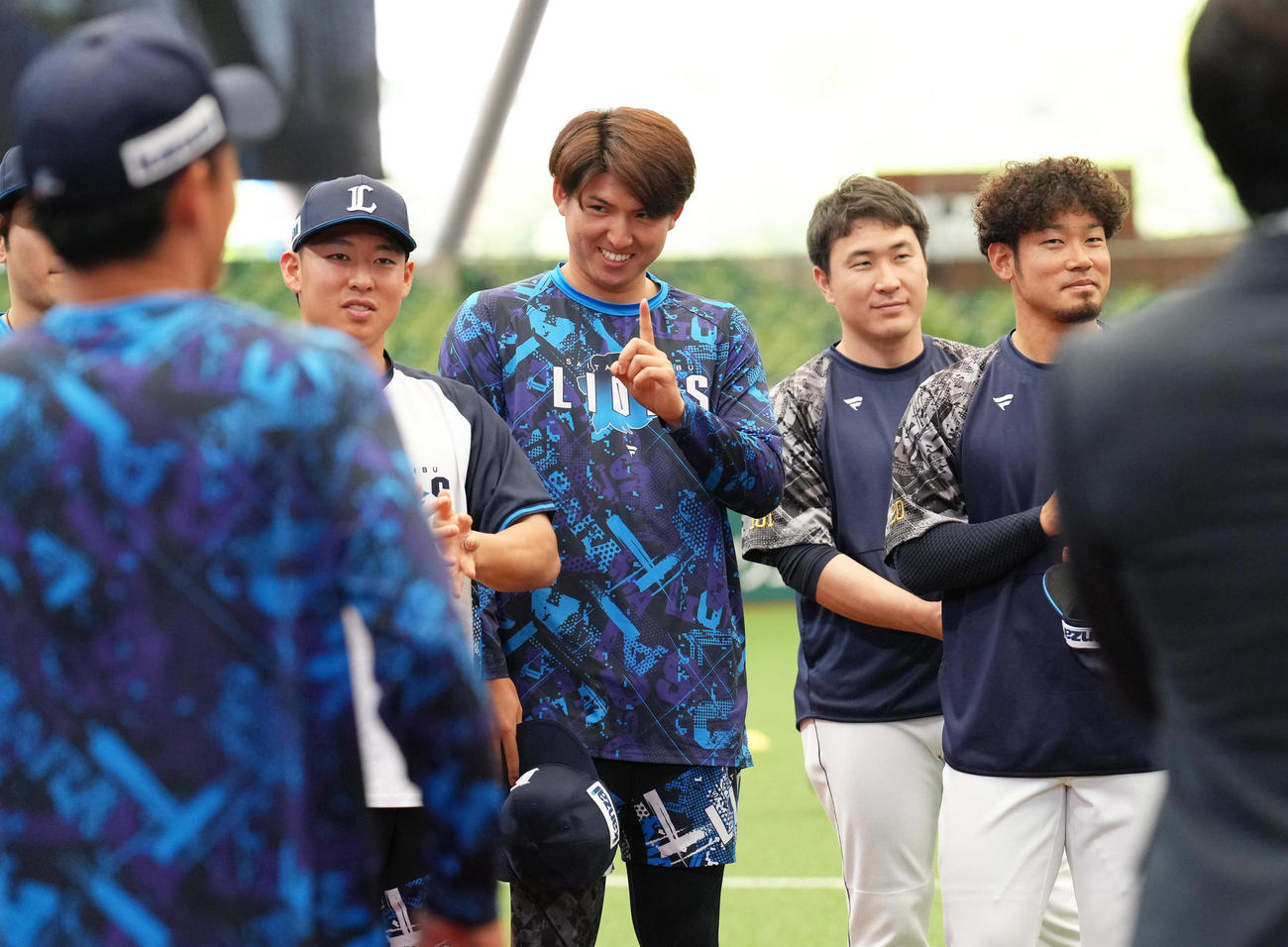 合流し、笑顔を見せる西武武内（中央）（撮影・足立雅史）