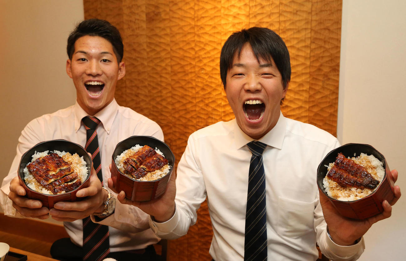 2016年、名古屋名物のひつまぶしを食べるドラフト2位の京田（左）と1位の柳