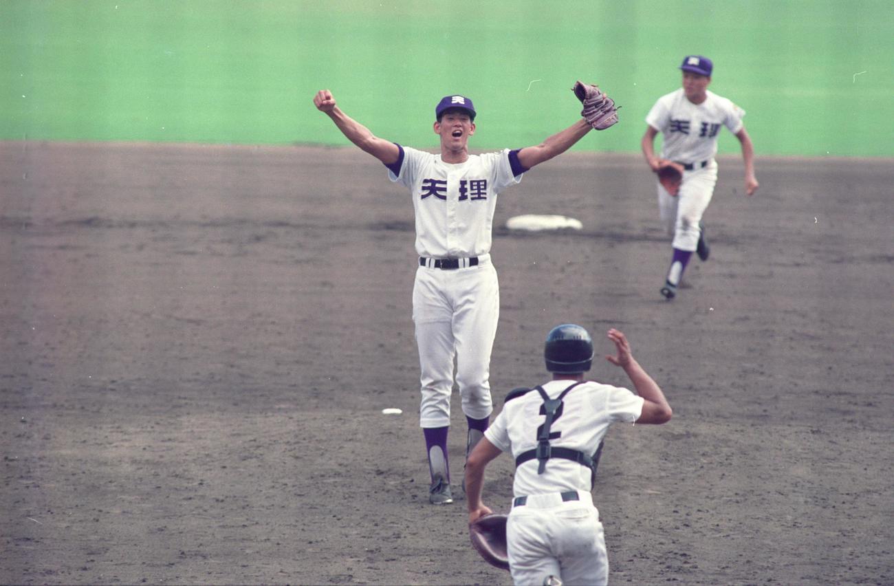 第72回全国高校野球選手権大会　沖縄水産対天理　優勝をきめて、マウンドにいる天理・南竜次投手の元へ駆け寄る天理ナイン（1990年8月21日撮影）