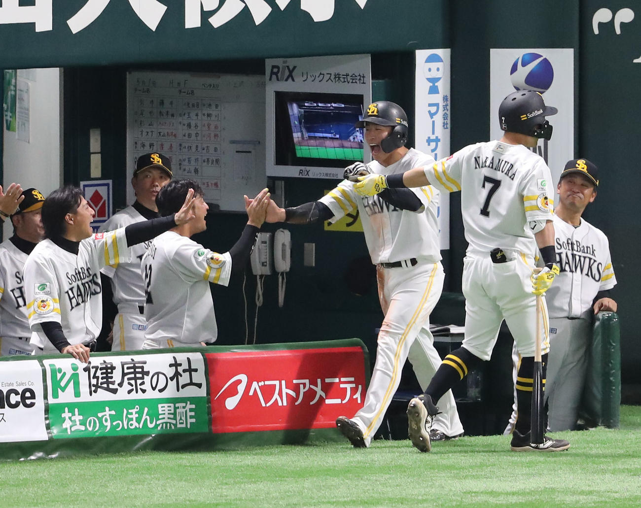 ソフトバンク対日本ハム　1回裏ソフトバンク無死一、三塁、栗原の左犠飛で生還した野村はベンチのナインとハイタッチ（撮影・梅根麻紀）