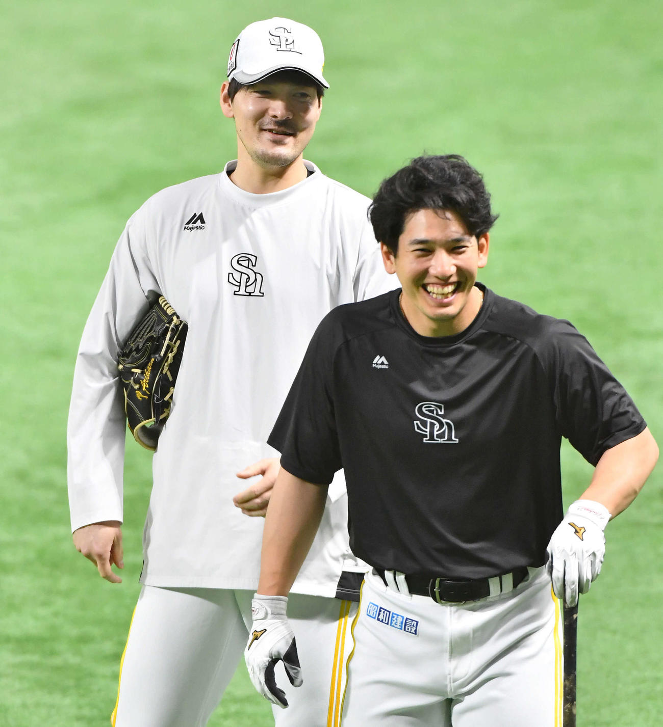 ソフトバンク対日本ハム　試合前、栗原（右）と談笑する有原（撮影・岩下翔太）