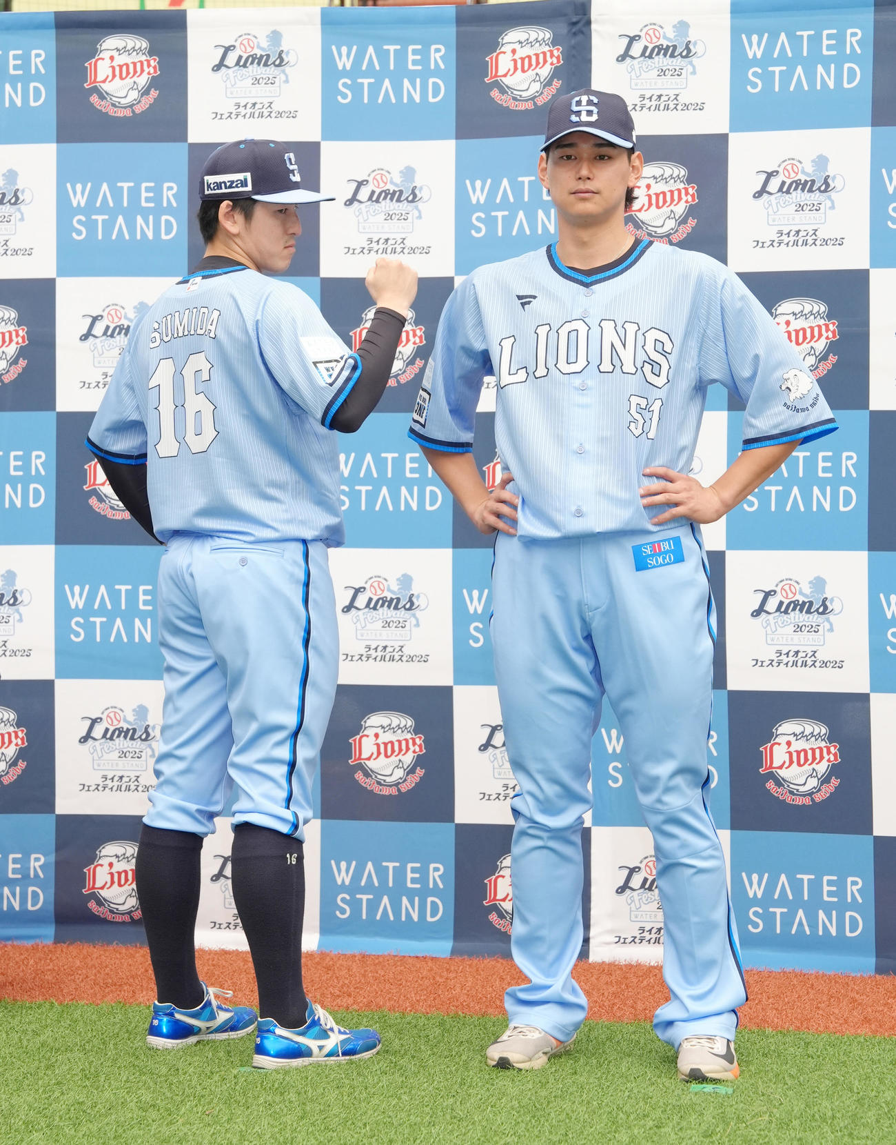 期間限定ユニホームを披露し、ポーズを決める西武の隅田（左）と西川（撮影・足立雅史）
