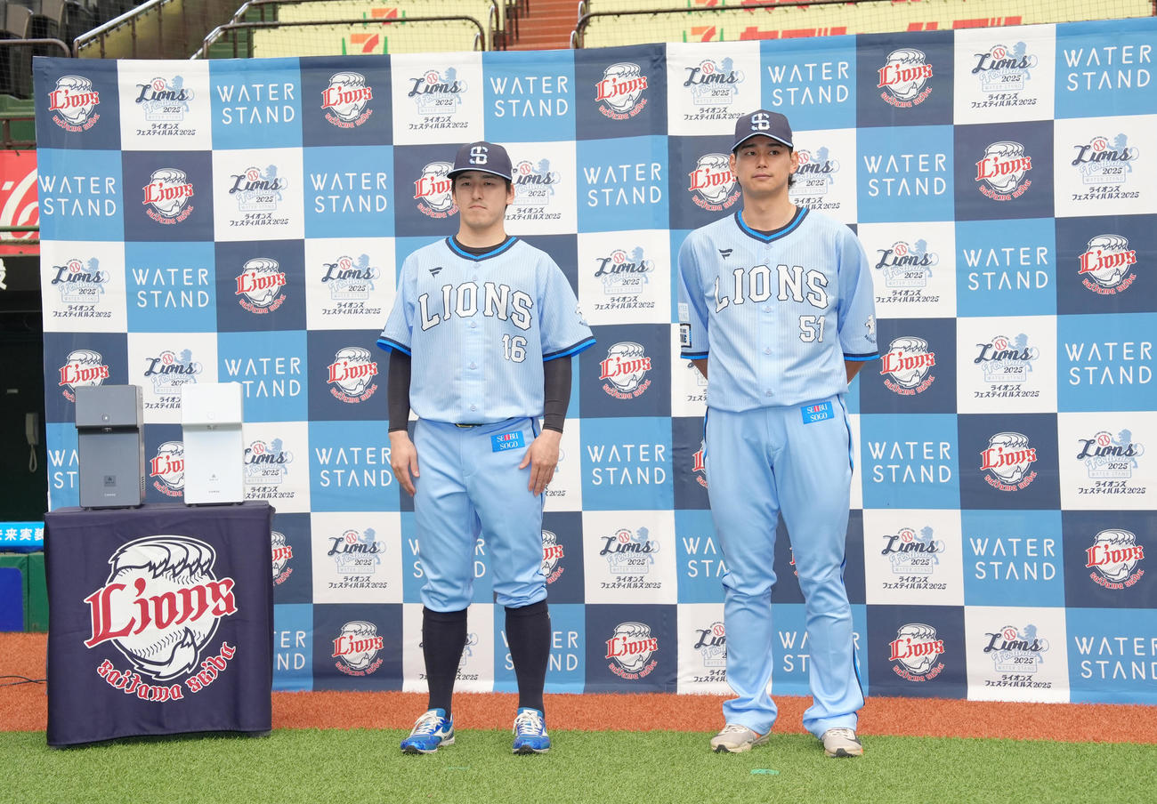 西武対楽天　期間限定ユニホームを披露した西武の隅田（左）と西川（撮影・足立雅史）