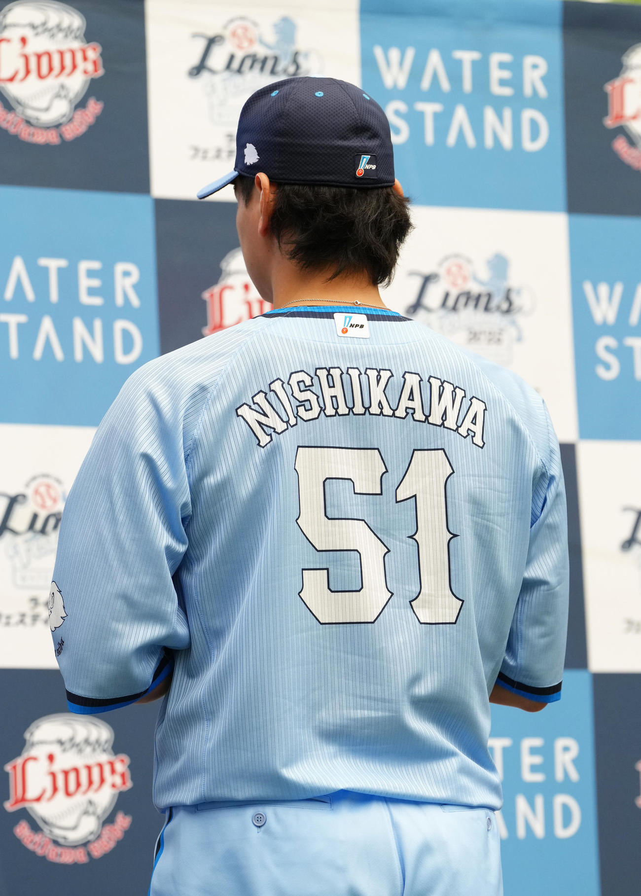 期間限定ユニホームの背番号を披露する西武西川（撮影・足立雅史）