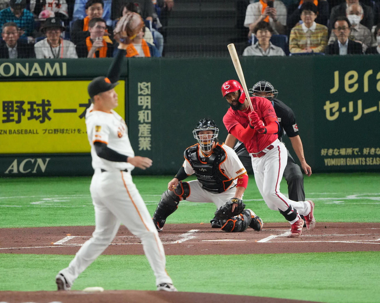 巨人対広島　1回表広島2死一、三塁。適時打を放つファビアン。投手田中将（撮影・垰建太）