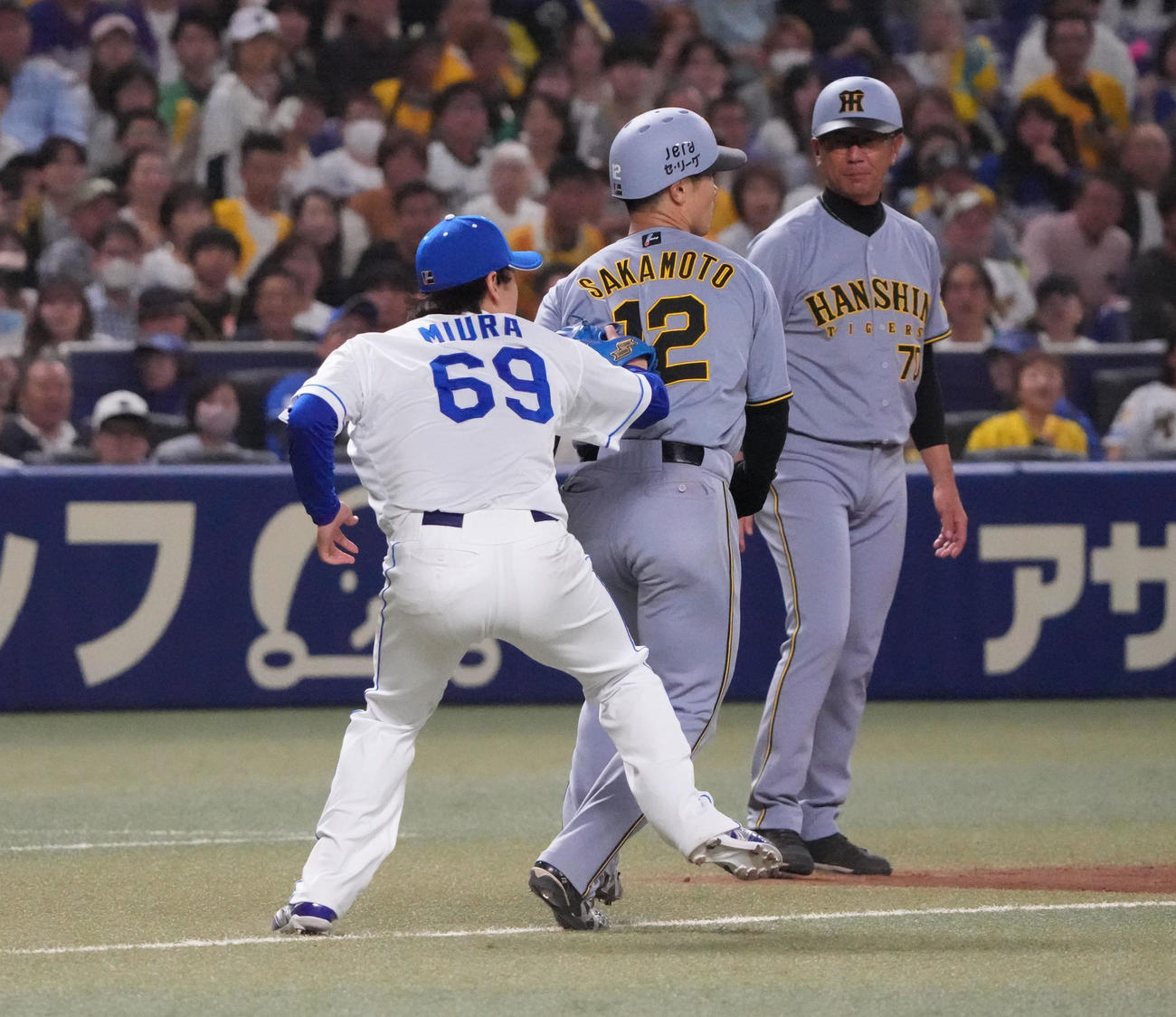 中日対阪神　3回表阪神1死二、三塁、坂本（中央）は近本のニゴロで三本間で挟殺される（撮影・森本幸一）