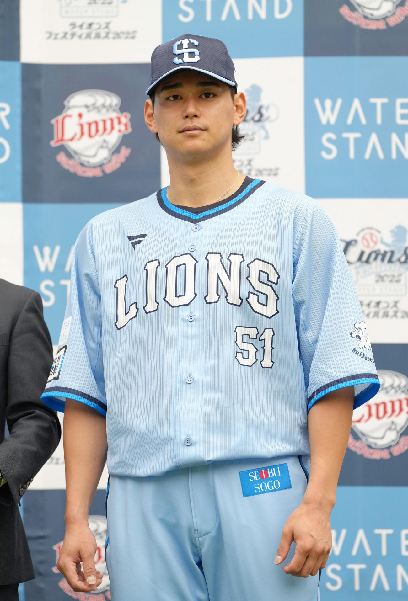 期間限定ユニホームを披露した西武西川（撮影・足立雅史）
