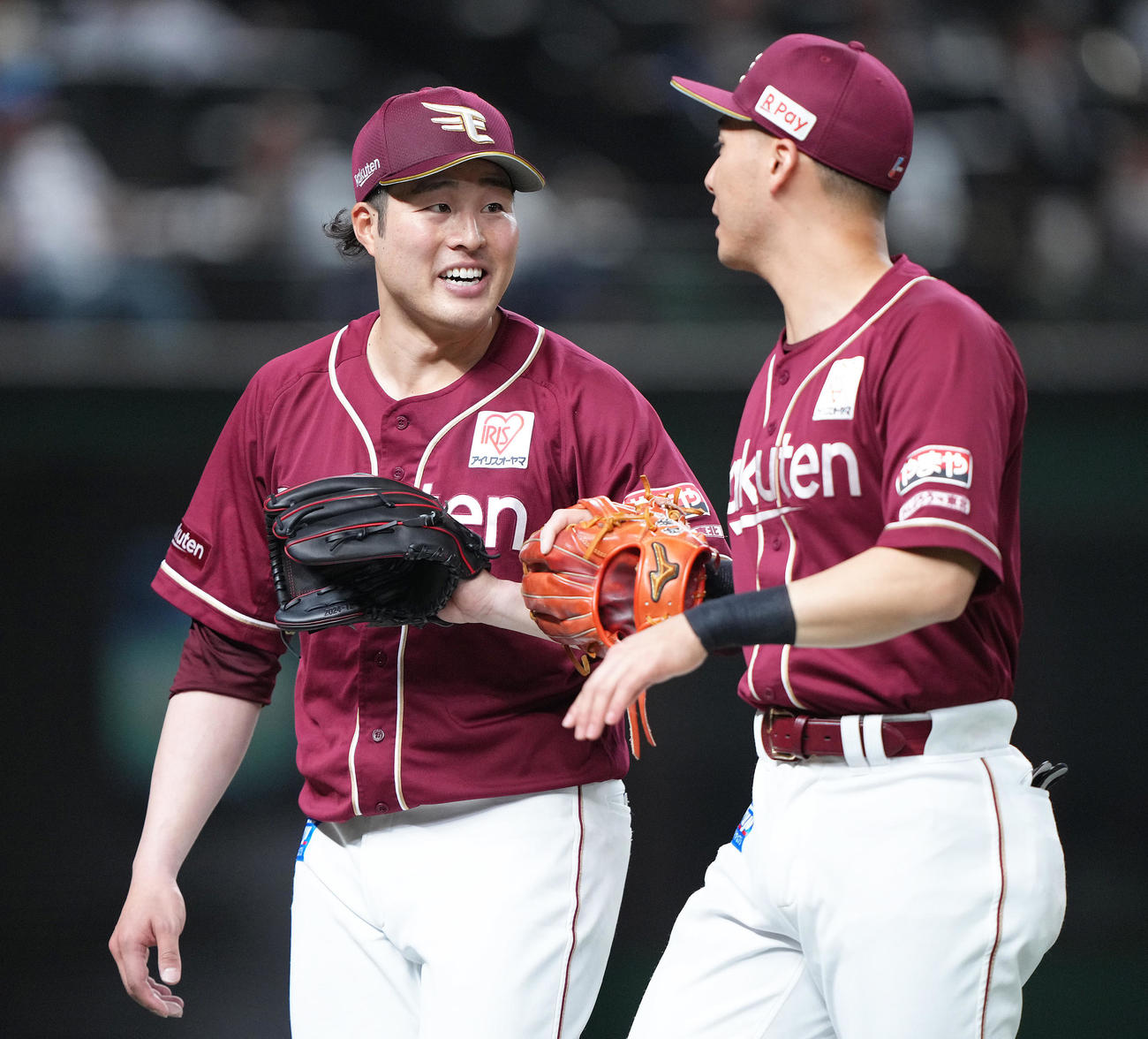 西武対楽天　2回裏西武2死満塁、渡部聖を中飛に仕留め安堵（あんど）の表情を見せる滝中（左）（撮影・足立雅史）