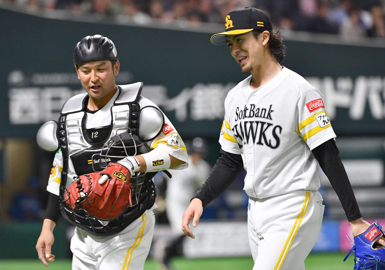 ソフトバンク対日本ハム　4回表を無失点に抑えた上沢（右）は、嶺井と笑顔で話しながらベンチへ戻る（撮影・岩下翔太）