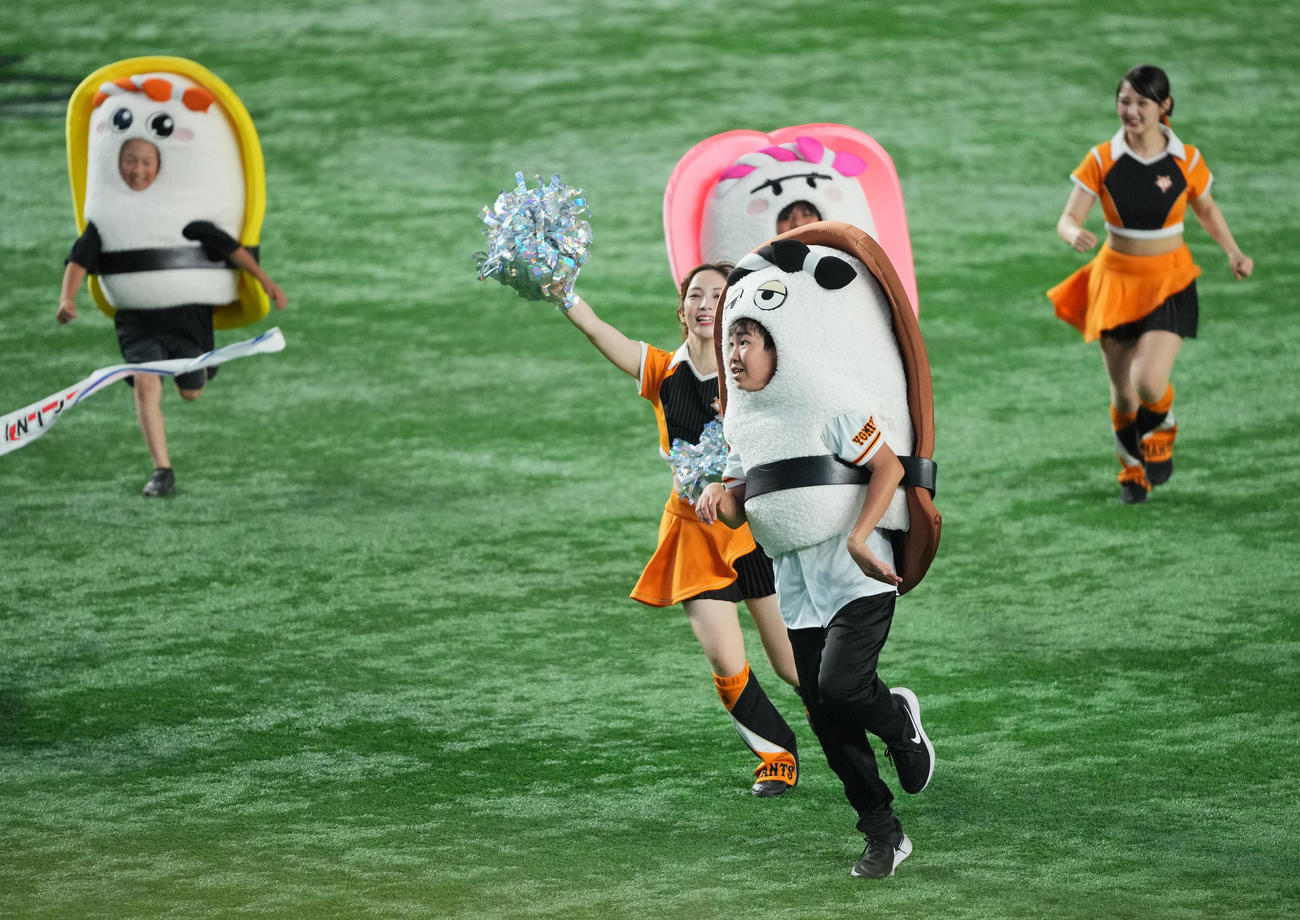 巨人対広島　東京ドームを盛り上げるすしレースはアナゴが勝利（撮影・垰建太）