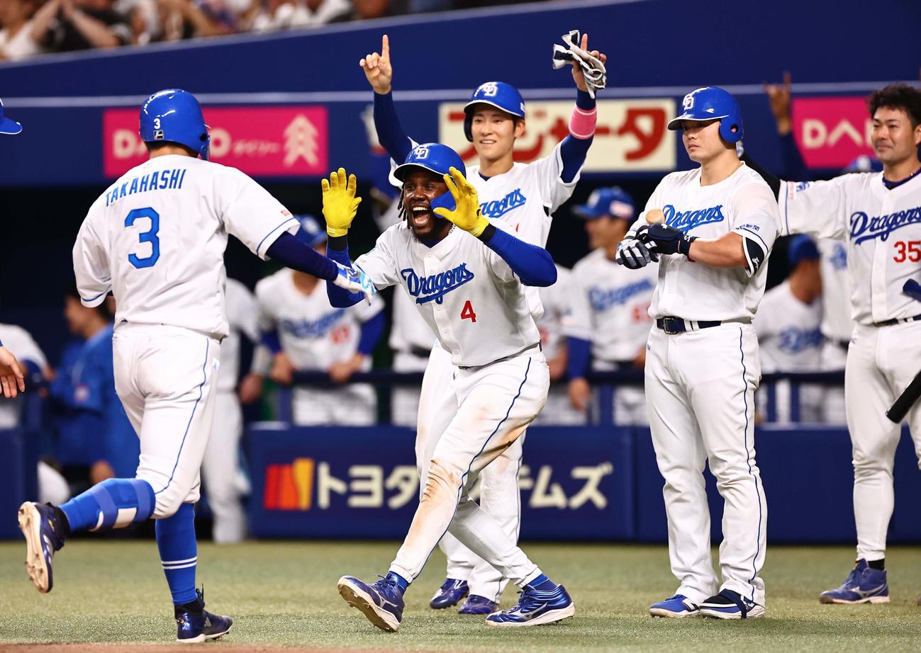 中日対阪神　4回裏中日無死一、二塁、高橋周（左）の打球が本塁打と判定され喜ぶナイン。藤川監督のリクエストで二塁打となる（撮影・上田博志）