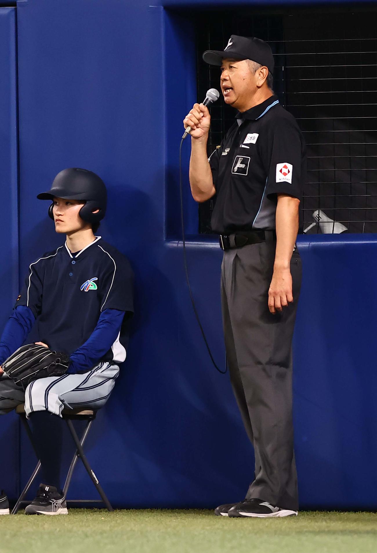 中日対阪神　4回裏中日無死一、二塁、高橋周の打球を本塁打の判定をするも藤川監督のリクエストで二塁打に変更する嶋田塁審（撮影・上田博志）