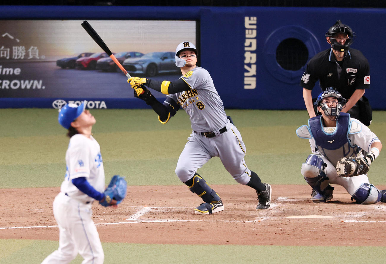 中日対阪神　5回表阪神2死、佐藤輝は左越えソロ本塁打を放つ。投手三浦（撮影・加藤哉）