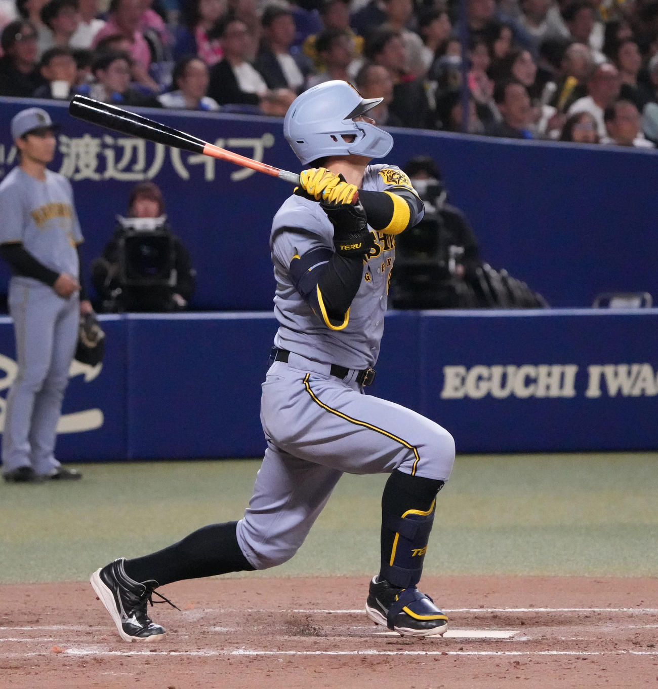 中日対阪神　5回表阪神2死、左越え夫本塁打を放つ佐藤輝（撮影・森本幸一）