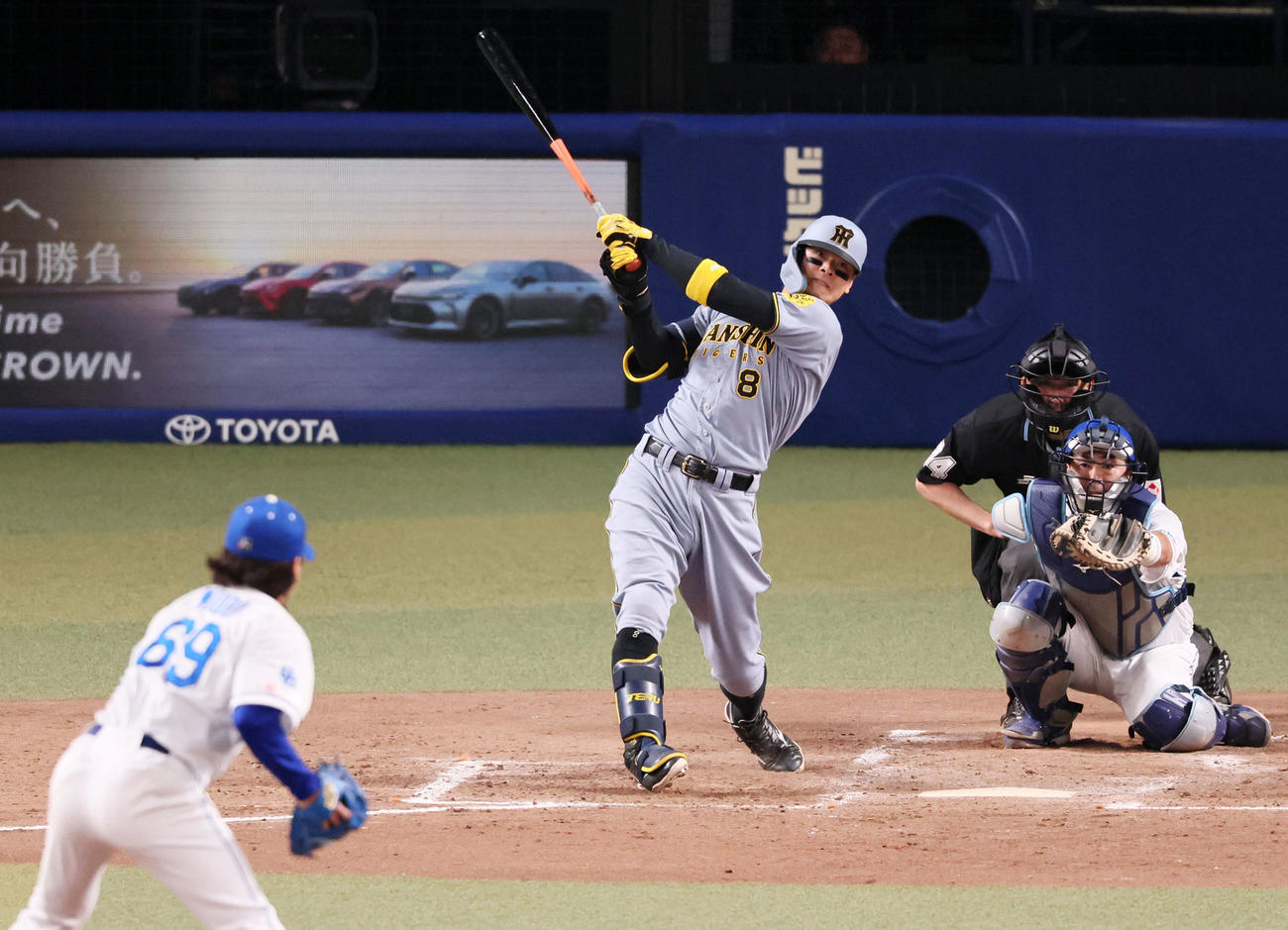 中日対阪神　5回表阪神2死、佐藤輝は左越えソロ本塁打を放つ（（撮影・加藤哉）