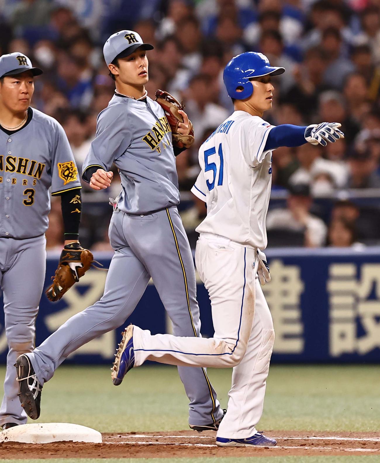 中日対阪神　5回裏中日2死一、三塁、スタートした上林（右）がアウトになる間に岡林が生還する（撮影・上田博志）
