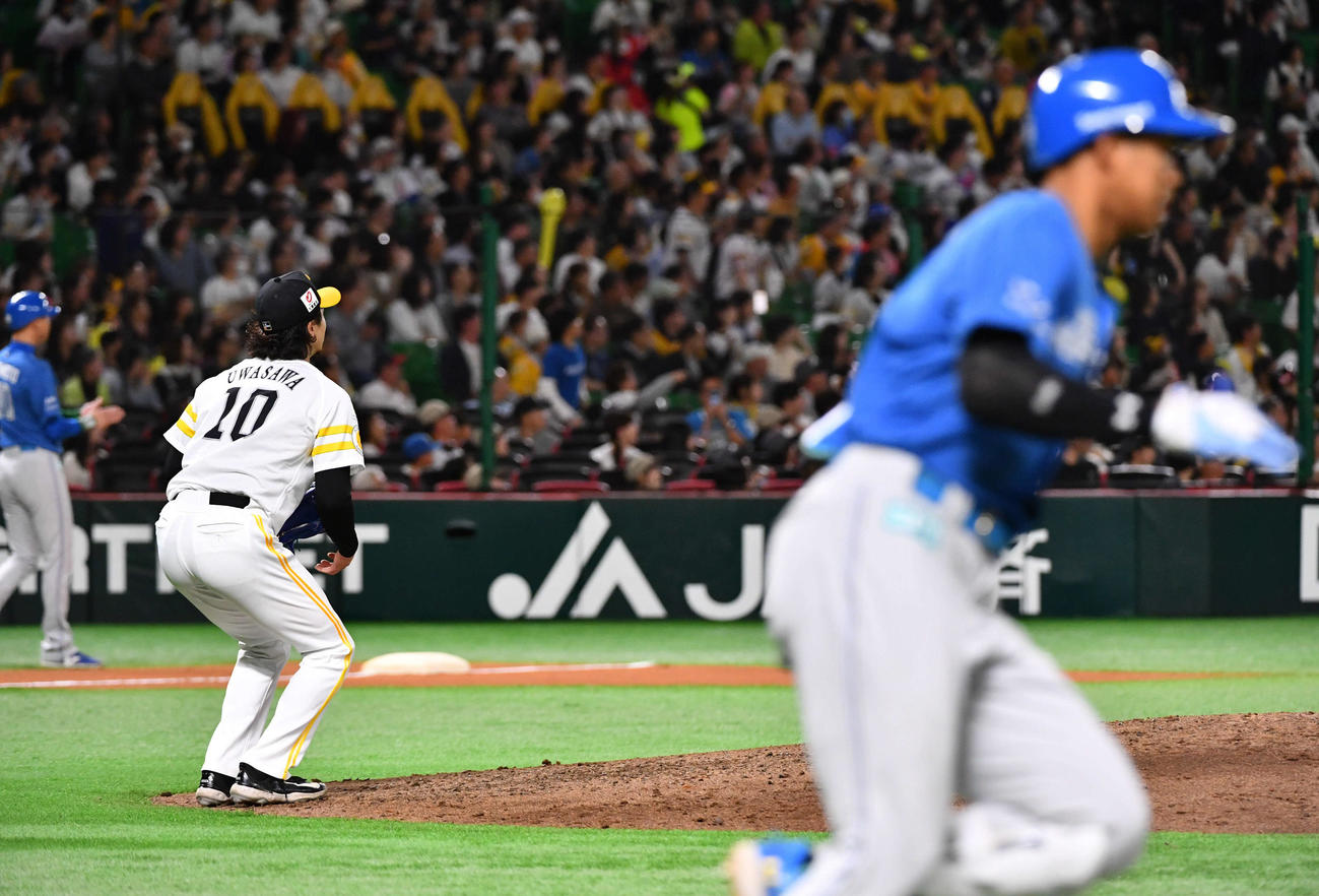 ソフトバンク対日本ハム　7回表日本ハム1死、万波（右）に勝ち越しの左越え本塁打を打たれた上沢（撮影・岩下翔太）