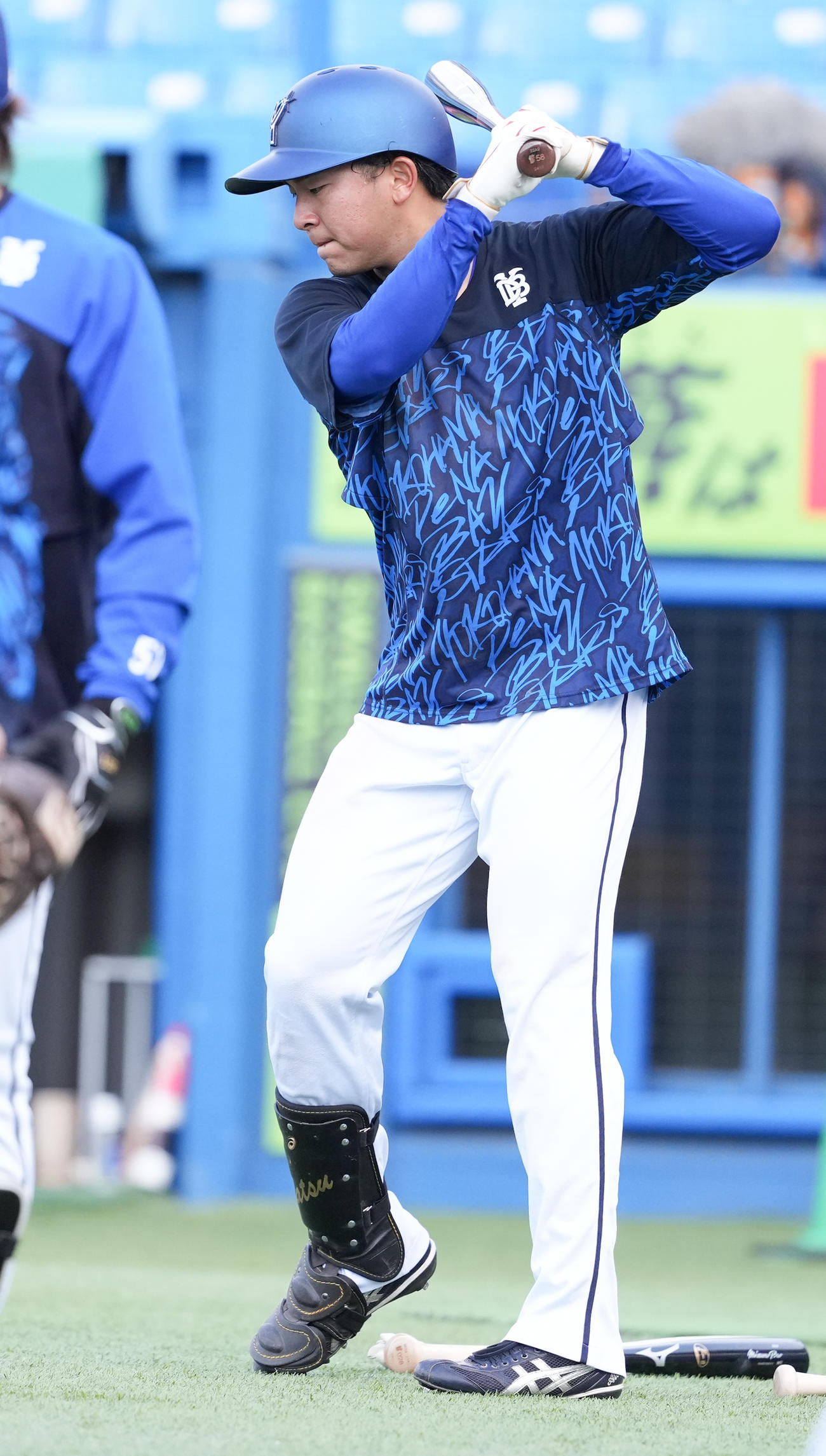 ヤクルト対DeNA 1軍に合流し、試合前練習で素振りするDeNA勝又（撮影・鈴木みどり）