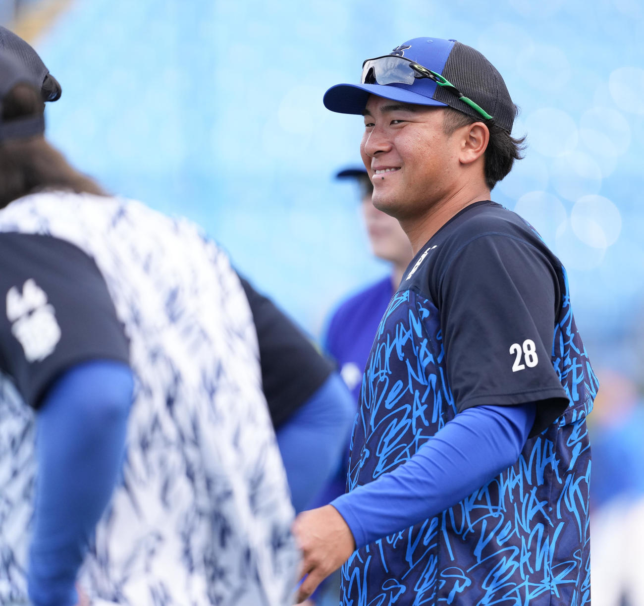 ヤクルト対DeNA 1軍に合流し、試合前練習で笑顔のDeNA勝又（撮影・鈴木みどり）