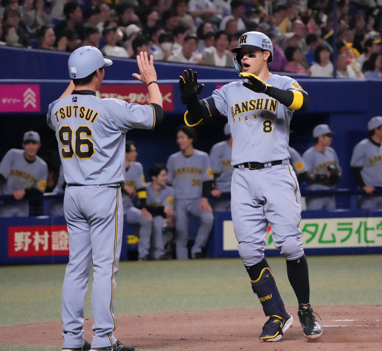 中日対阪神　5回表阪神2死、佐藤輝（右）は左越え本塁打を放ち生還する（撮影・森本幸一）