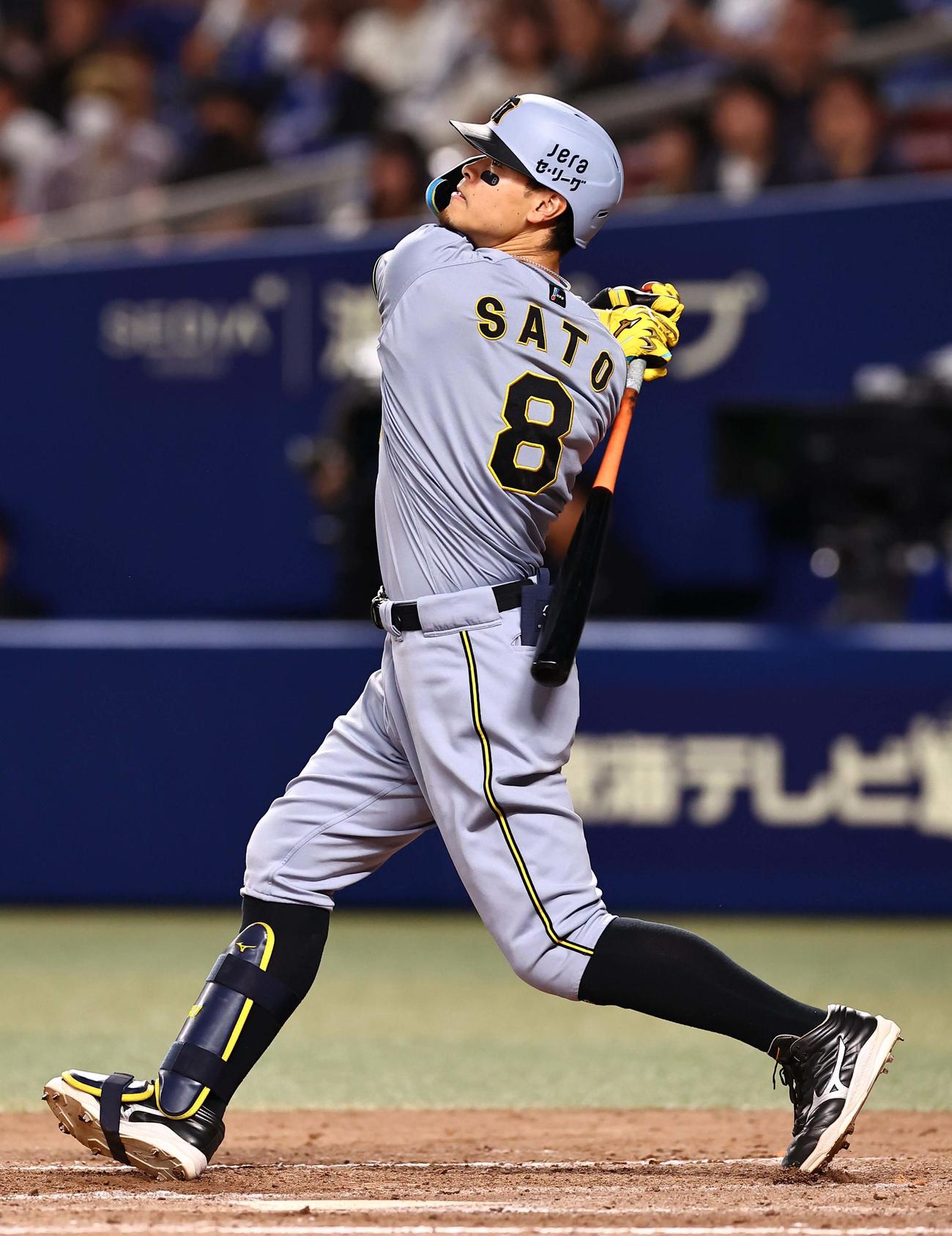中日対阪神　5回表阪神2死、佐藤輝は同点ソロ本塁打を放つ（撮影・上田博志）