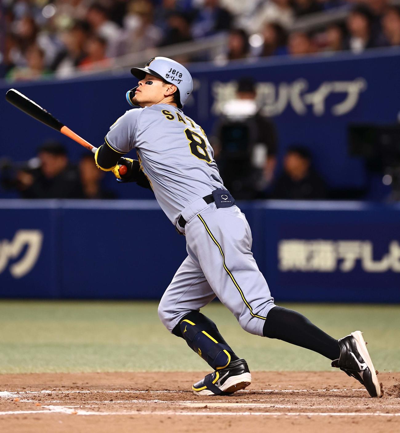 中日対阪神　5回表阪神2死、佐藤輝は同点ソロ本塁打を放つ（撮影・上田博志）