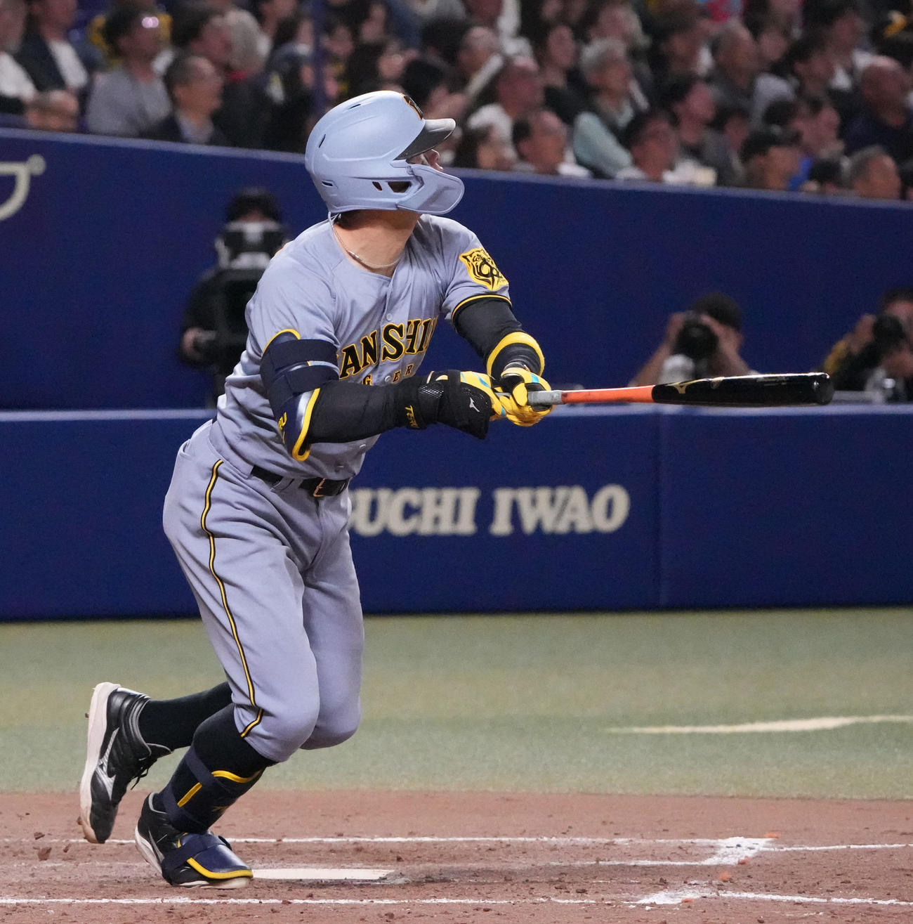 中日対阪神　5回表阪神2死、左越え夫本塁打を放つ佐藤輝（撮影・森本幸一）