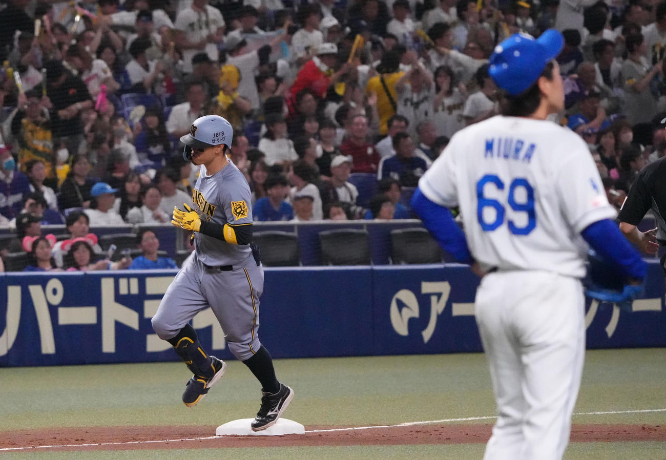 中日対阪神　5回表阪神2死、佐藤輝（左）は左越え夫本塁打を放ちダイヤモンドをまわる（撮影・森本幸一）