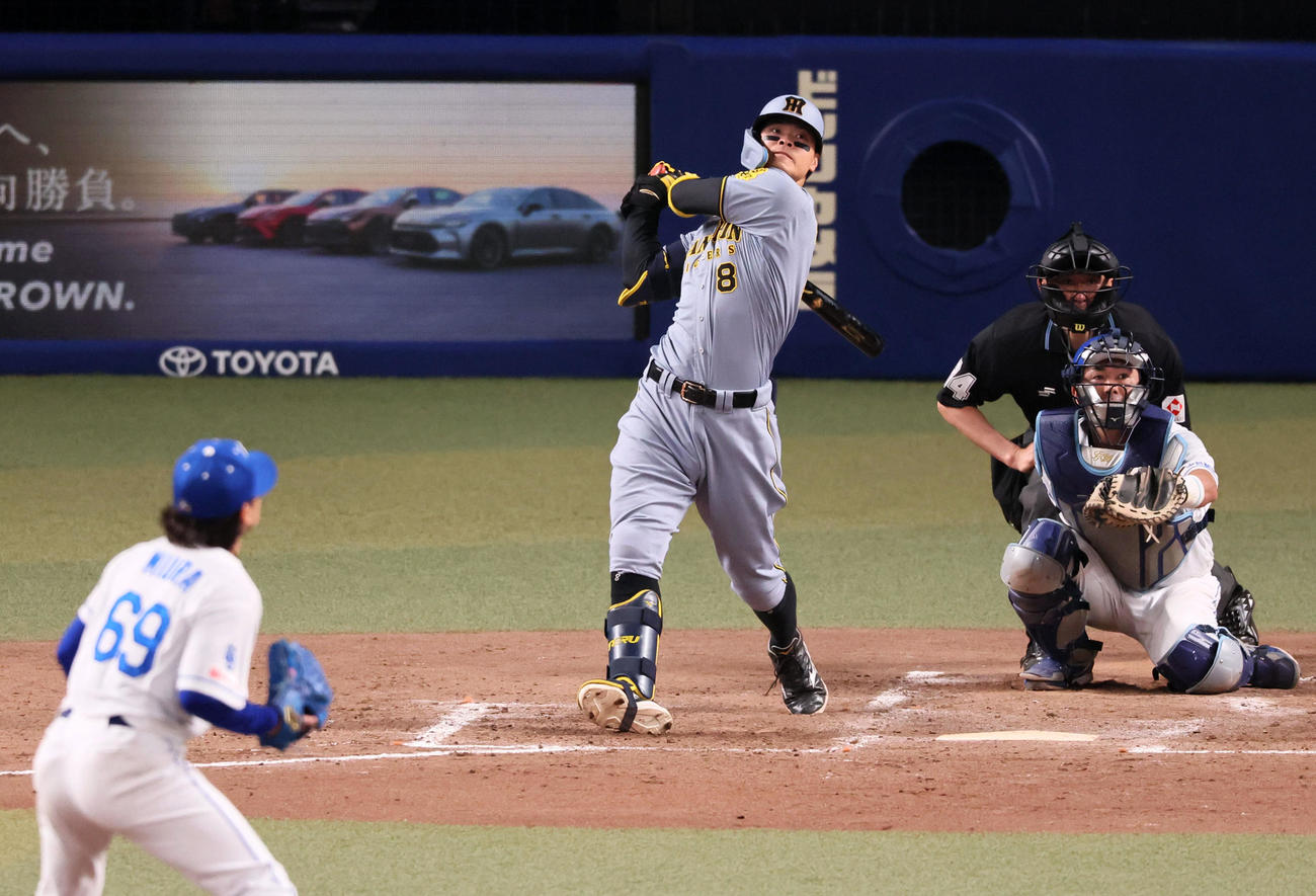 中日対阪神　5回表阪神2死、佐藤輝は左越えソロ本塁打を放つ。投手三浦（撮影・加藤哉）