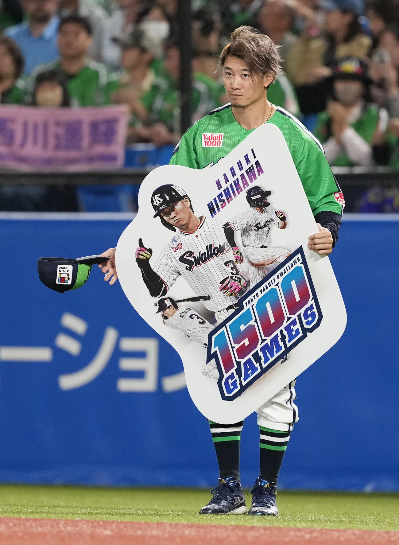 ヤクルト対DeNA　プロ通算1500試合出場を達成し、声援に応えるヤクルト西川（撮影・鈴木みどり）
