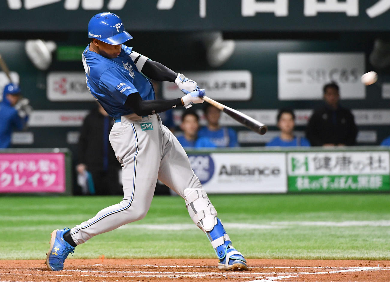 ソフトバンク対日本ハム　7回表日本ハム1死、万波は勝ち越しの左越え本塁打を放つ（撮影・岩下翔太）