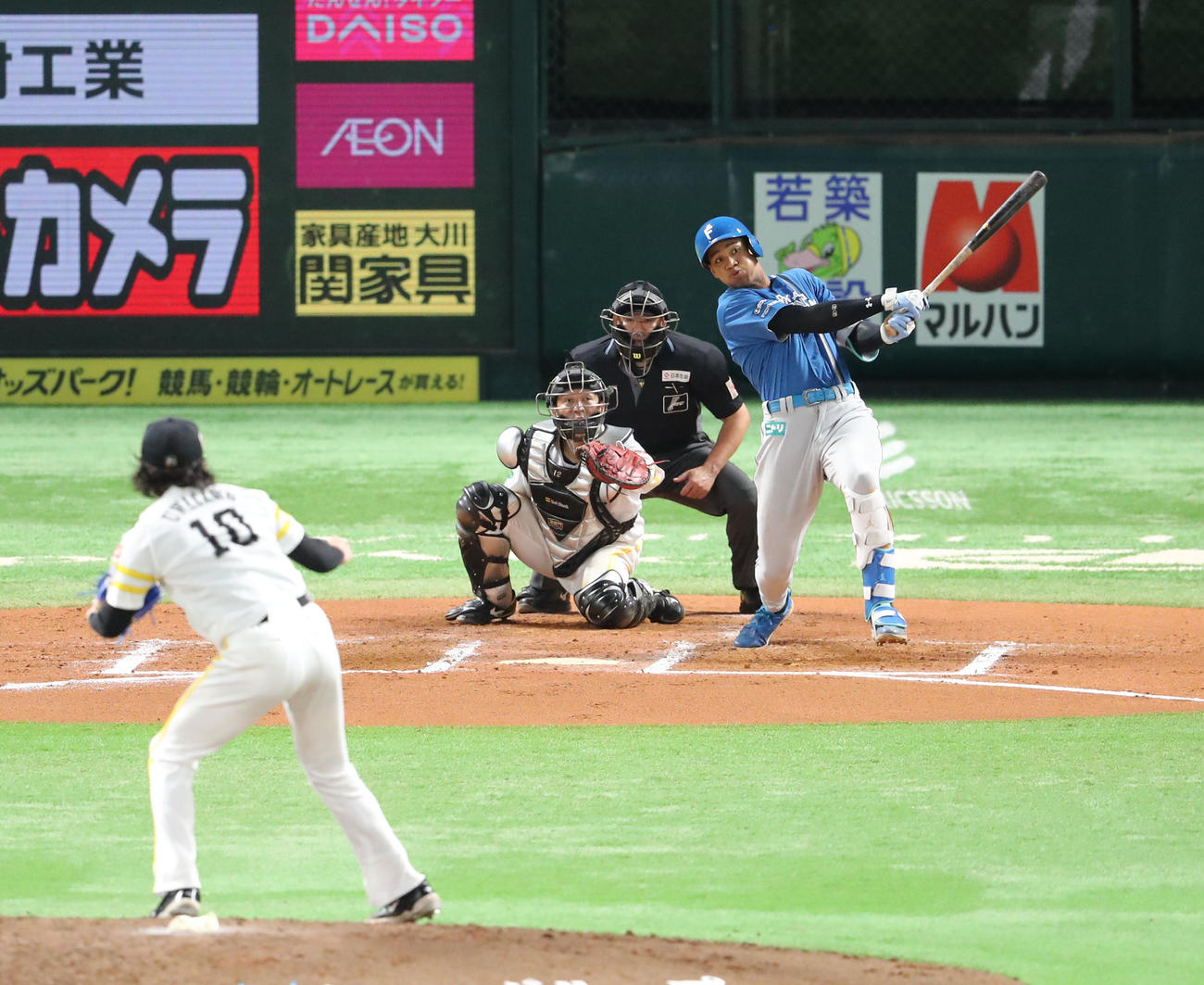 ソフトバンク対日本ハム　7回表日本ハム1死、万波は勝ち越しとなる左越え本塁打を放つ（撮影・梅根麻紀）
