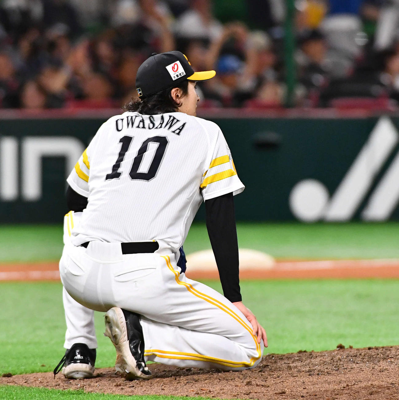 ソフトバンク対日本ハム　7回表日本ハム1死、万波に勝ち越しの左越え本塁打を打たれ、肩を落とす上沢（撮影・岩下翔太）