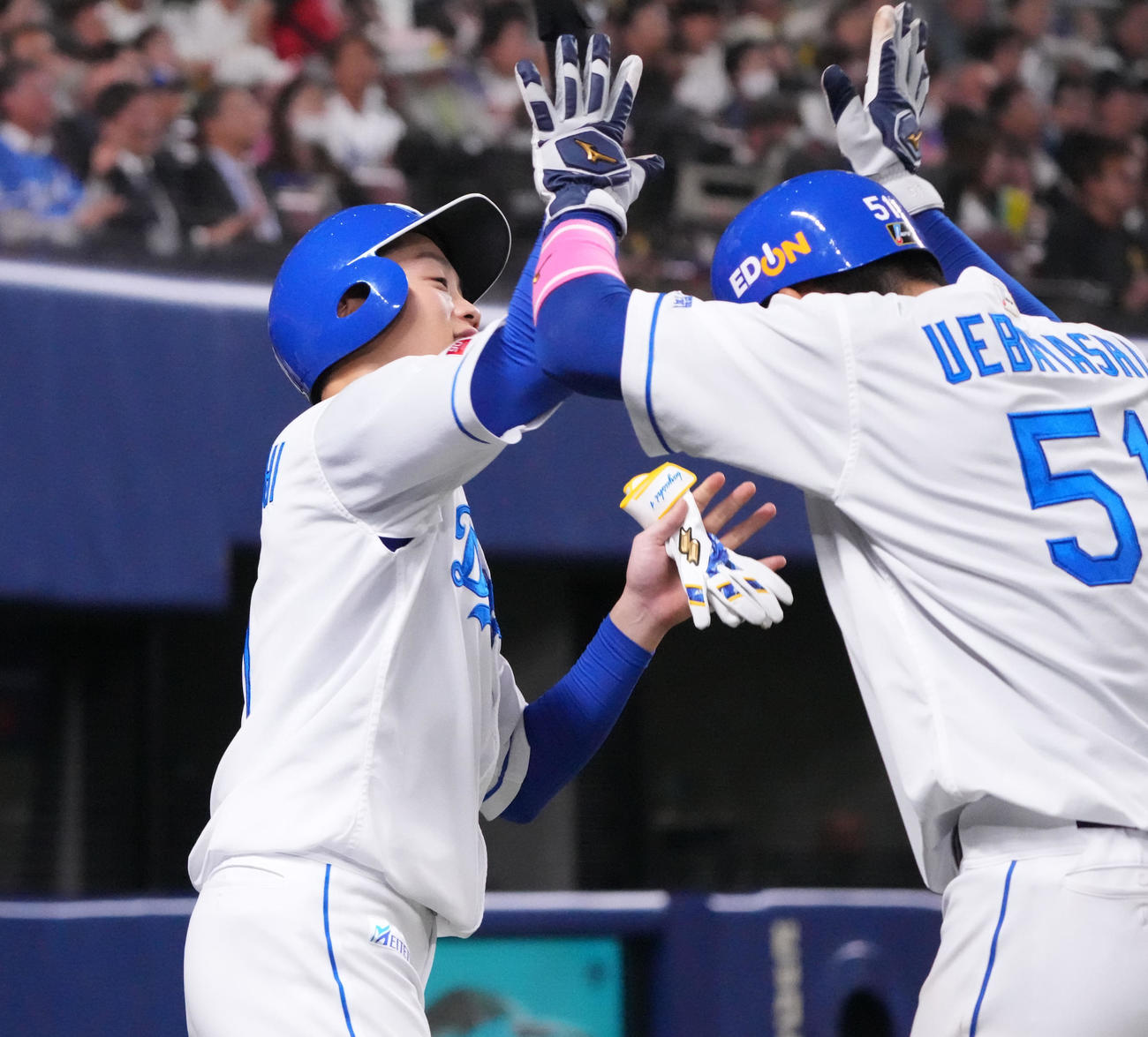 中日対阪神　5回裏中日2死一、三塁、生還し岡林（左）は上林とタッチを交わす（撮影・森本幸一）