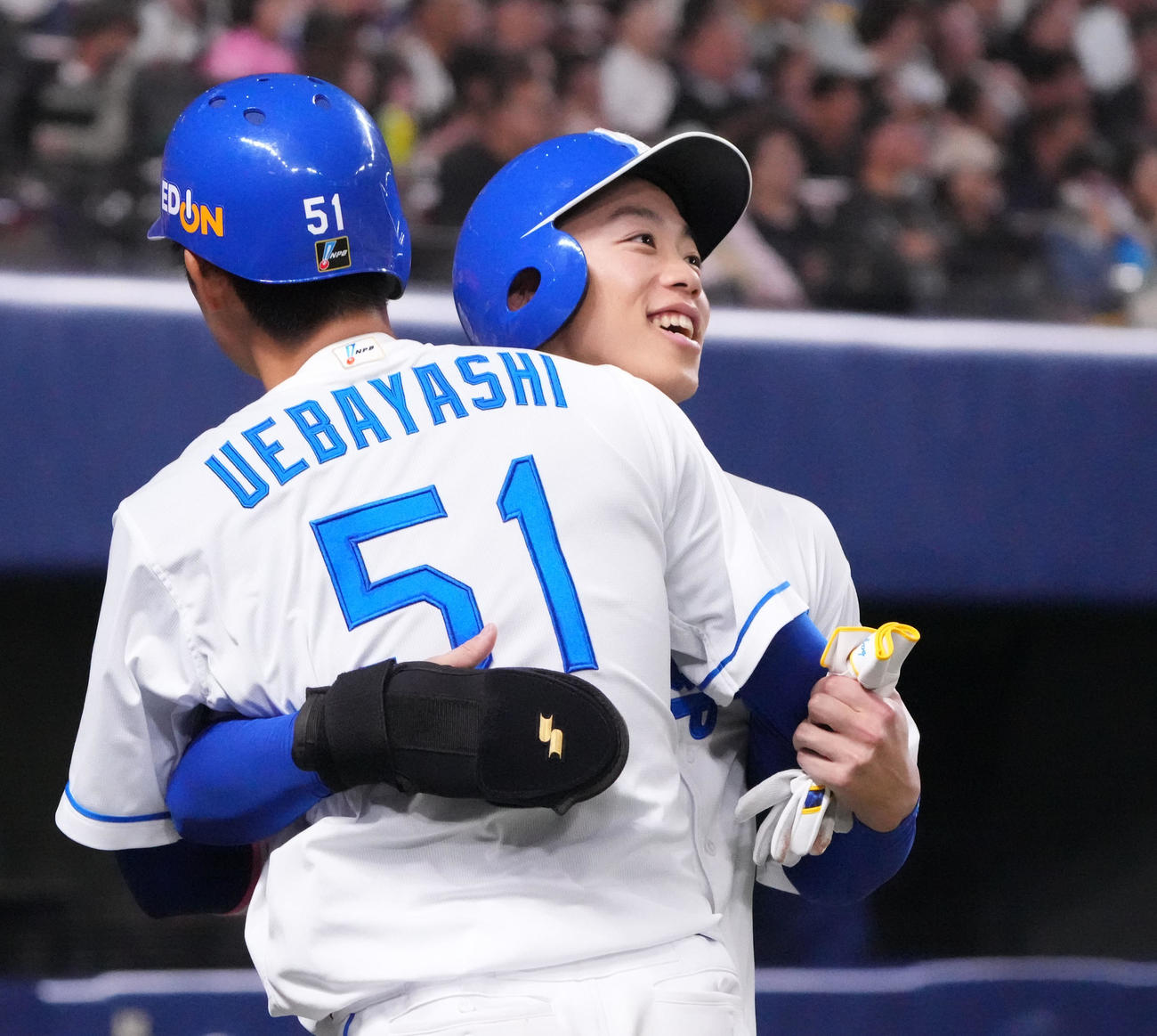 中日対阪神　5回裏中日2死一、三塁、生還し岡林（右）は上林と抱き合う（撮影・森本幸一）