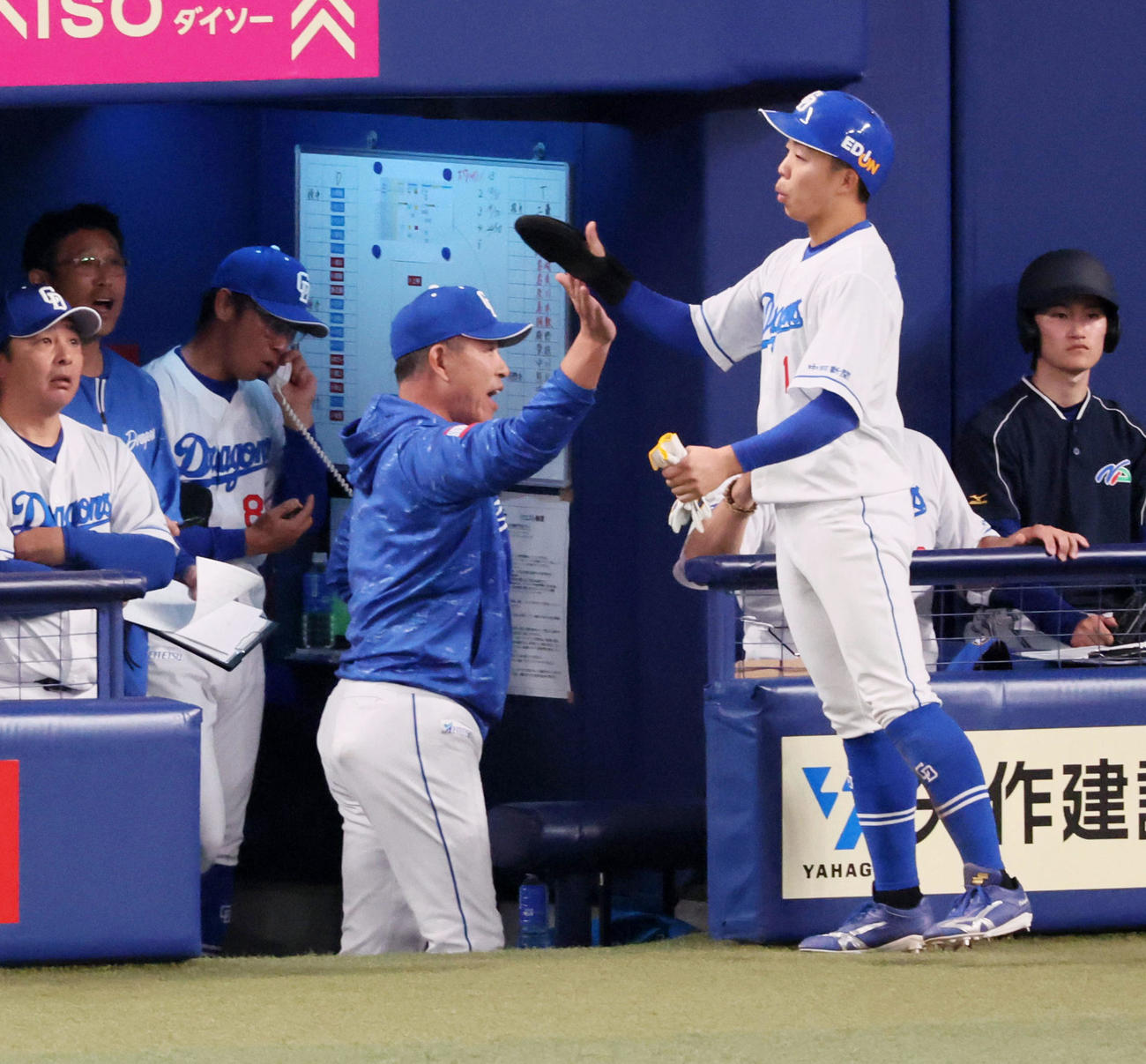 中日対阪神　5回裏中日2死一、三塁、打者高橋周のとき一塁走者上林が一・二塁間で小幡から挟殺されている間に生還した岡林（右）は井上監督とタッチする（撮影・加藤哉）