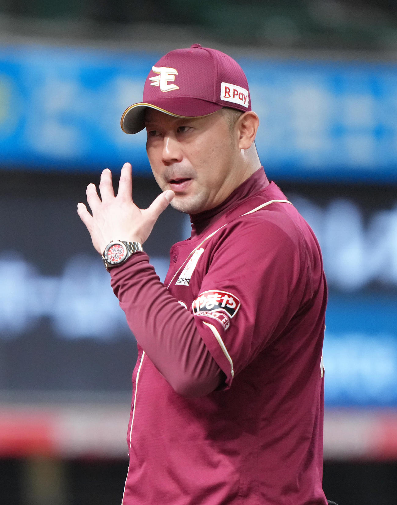西武対楽天　選手交代を告げ、ベンチに戻る楽天三木監督（撮影・足立雅史）
